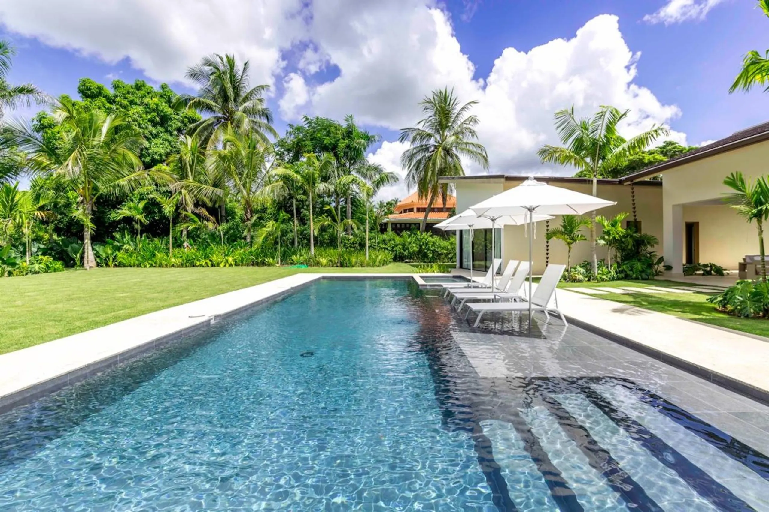 Premium Serenity Near Minitas Beach with Pool — photograph 3