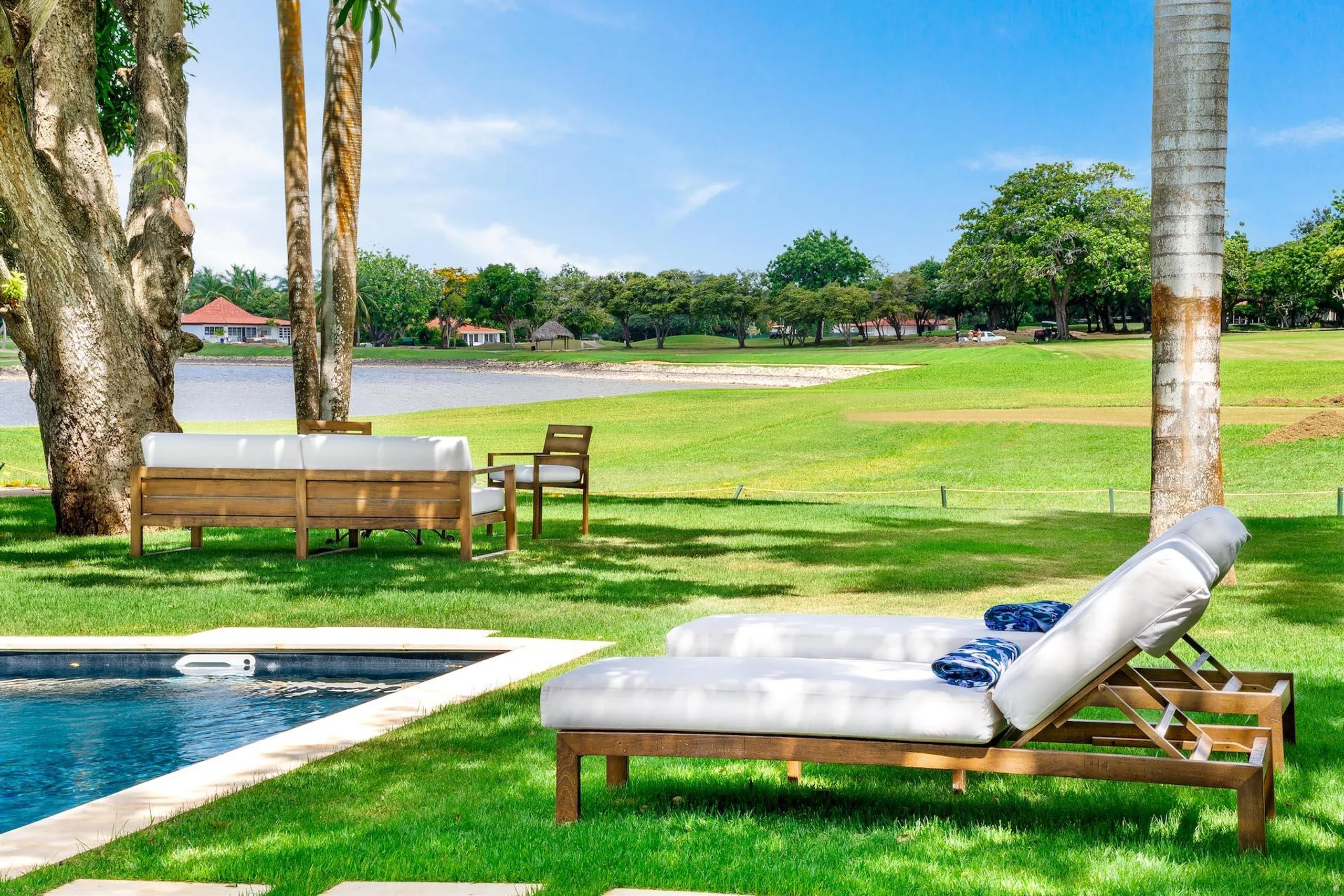 Glorious Fully Air-conditioned Villa with Private Pool and Picturesque Lake Views, La Romana