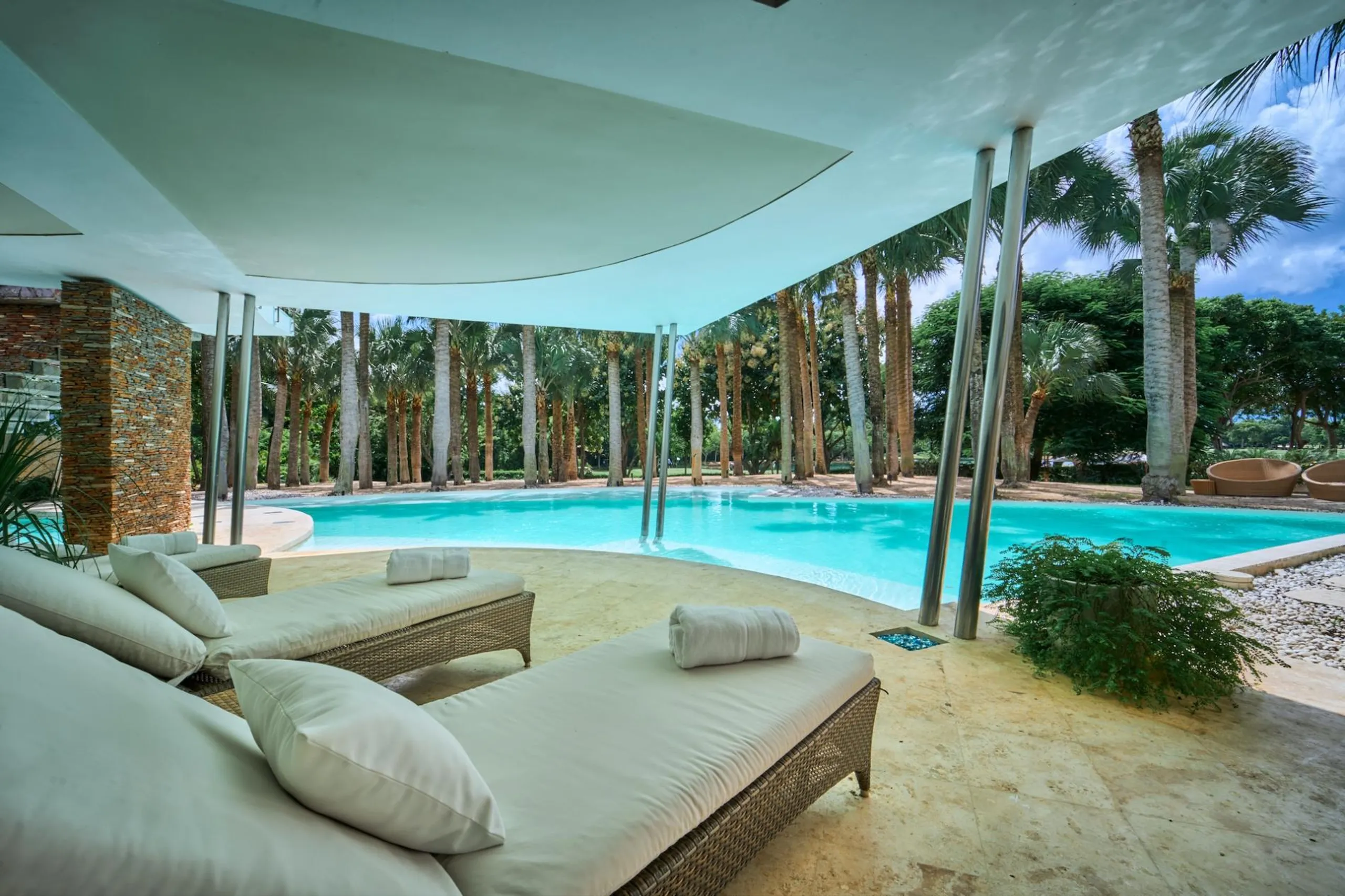 Sumptuous 5BR Villa with Private Pool and Breathtaking Golf Course Views — photograph 6