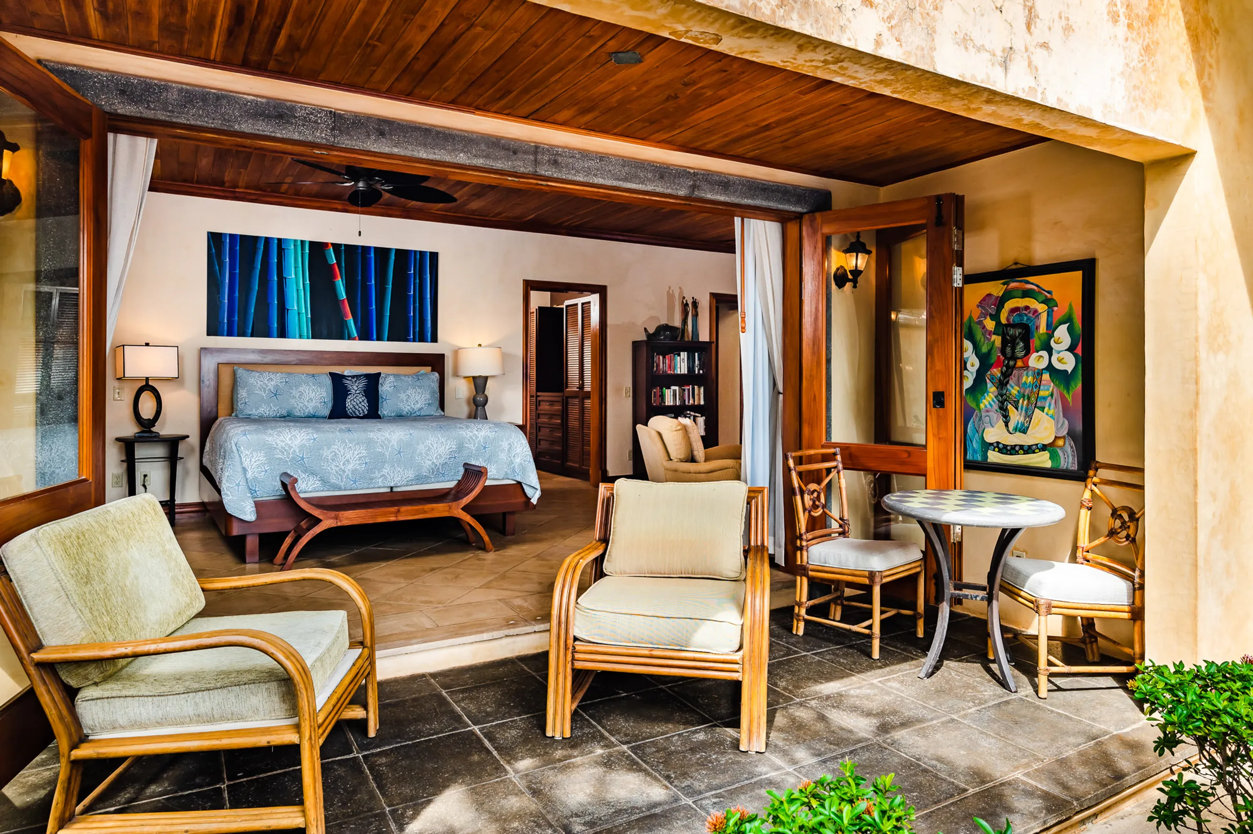 Exquisite Beachfront Villa with Private Infinity Pool and Tropical Gardens — photograph 11