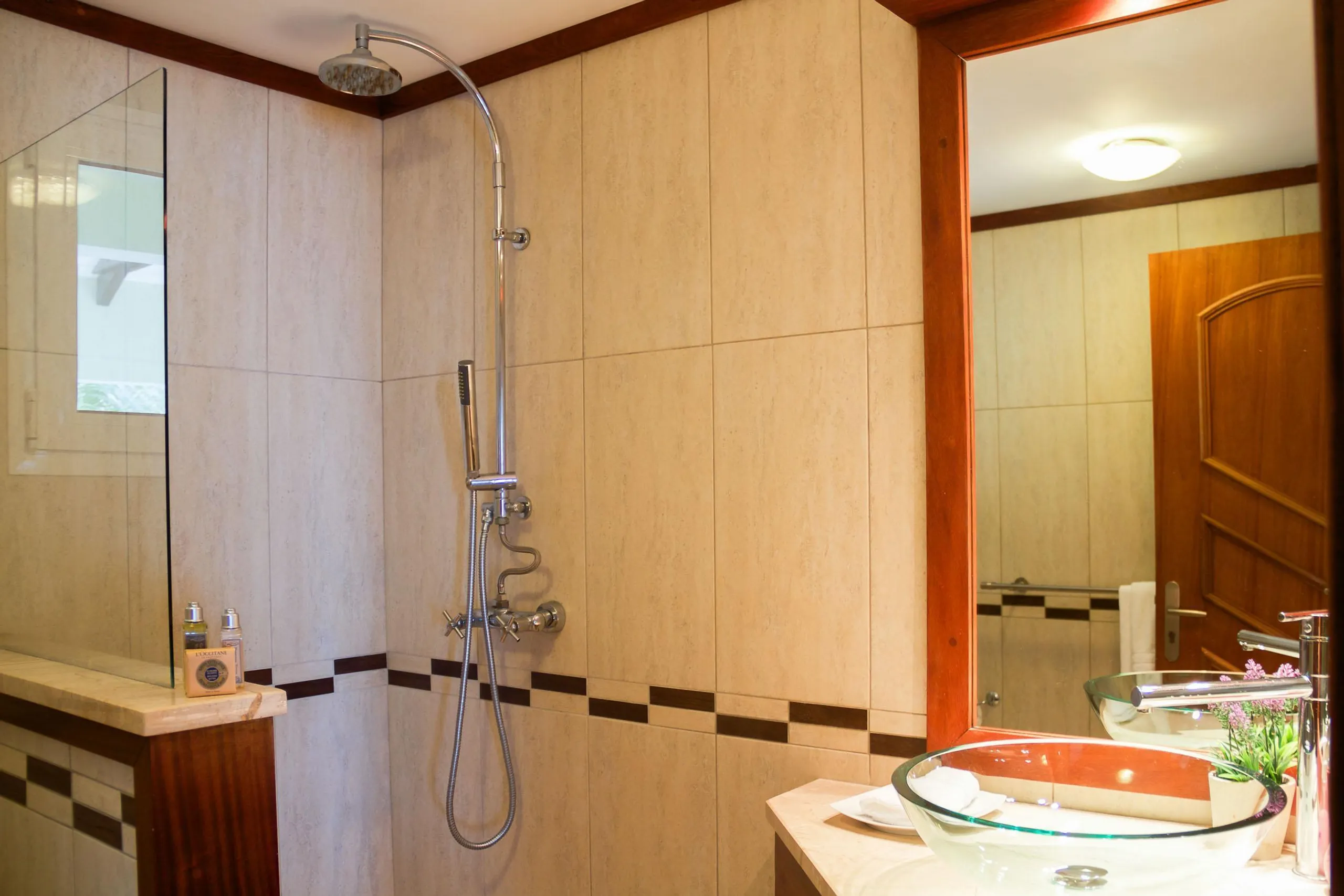 Lavish Seaview Villa with Private Pool and Walks to Beach — photograph 9