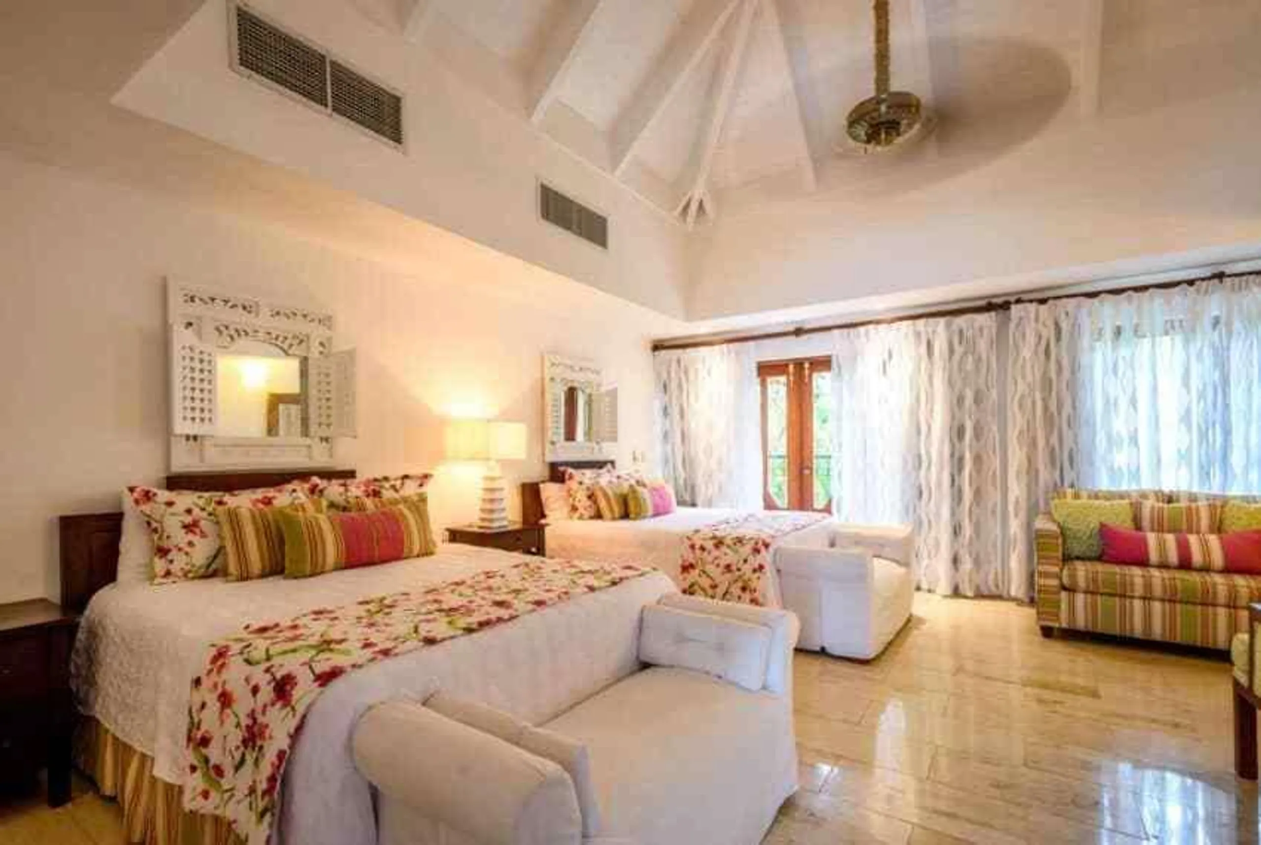 Luxe Grand Villa with Private Pool and Lush Grounds — photograph 12