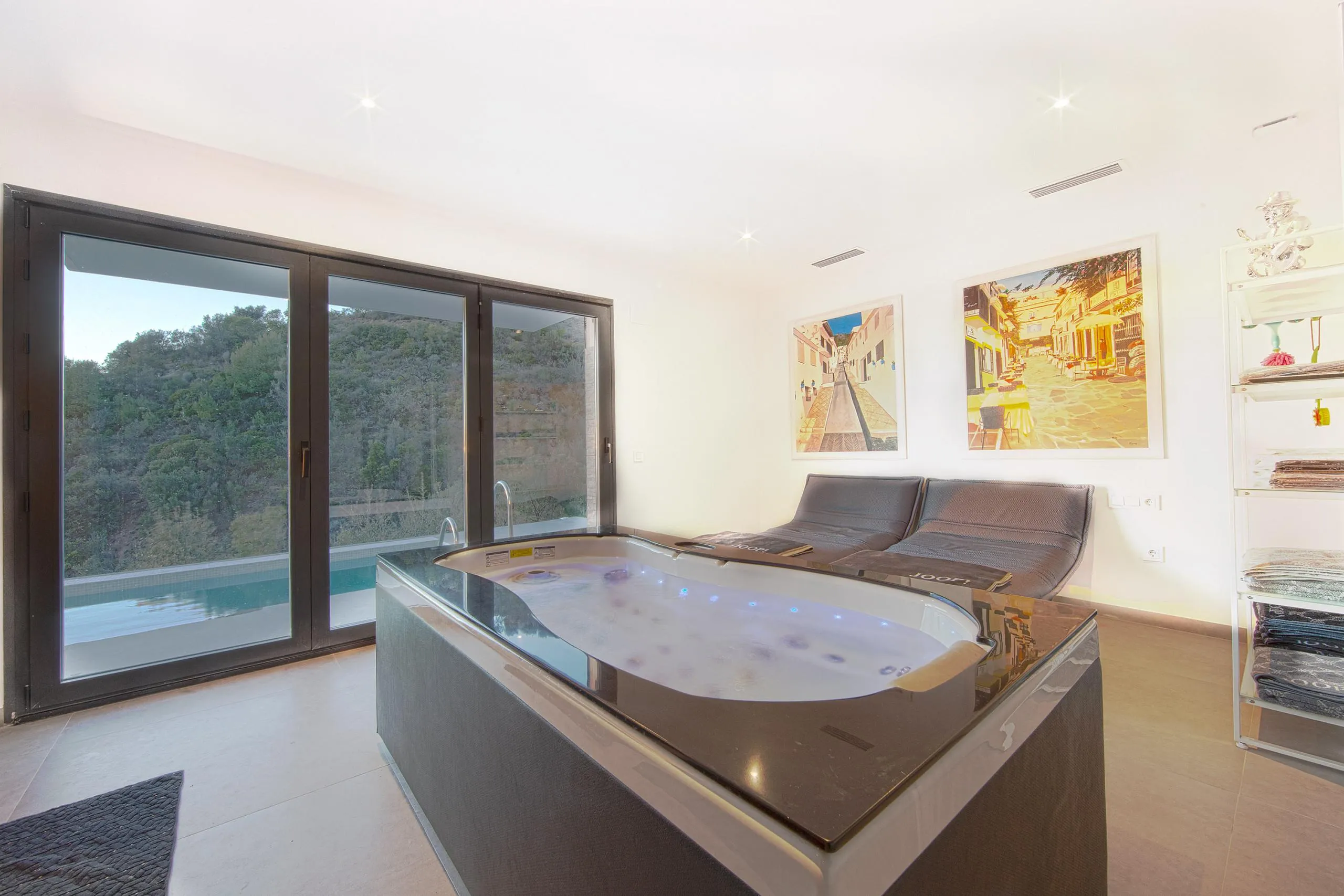 Breathtaking Panoramic View Pool Compound with Infinity Pool — photograph 12