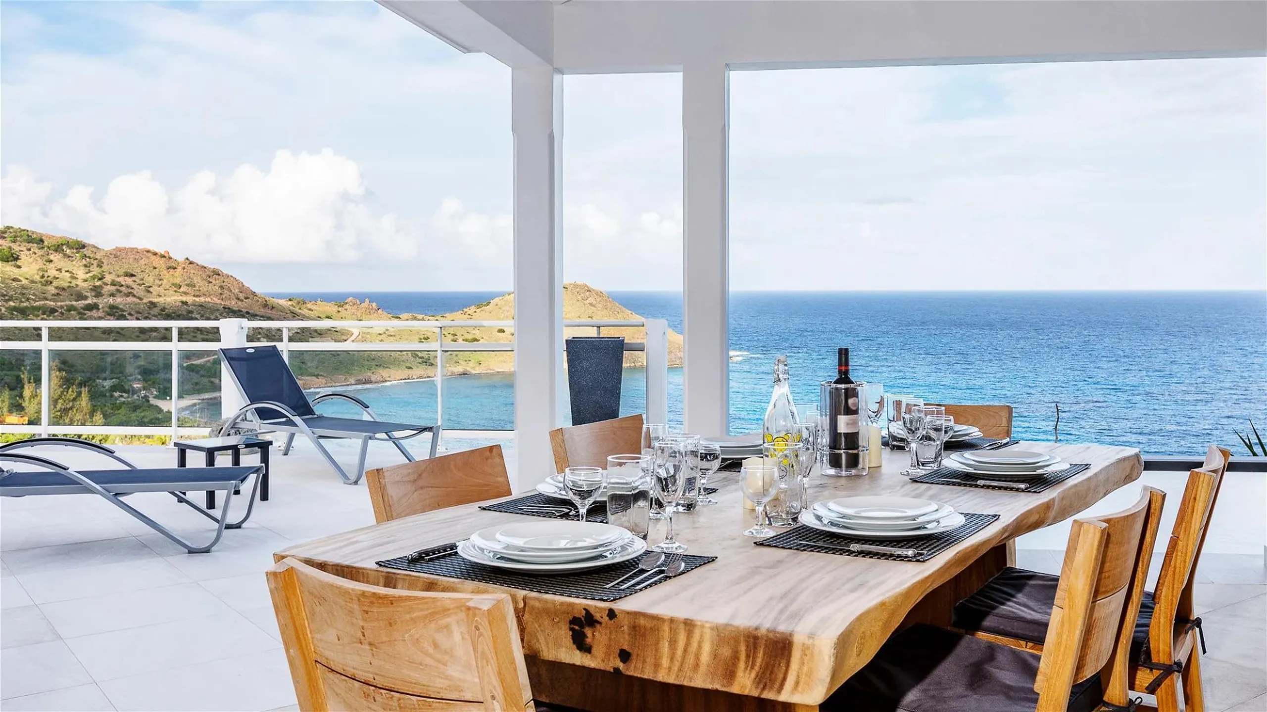 Chic Tropical Holiday Villa with Infinity Pool and Panoramic Ocean Views — photograph 5
