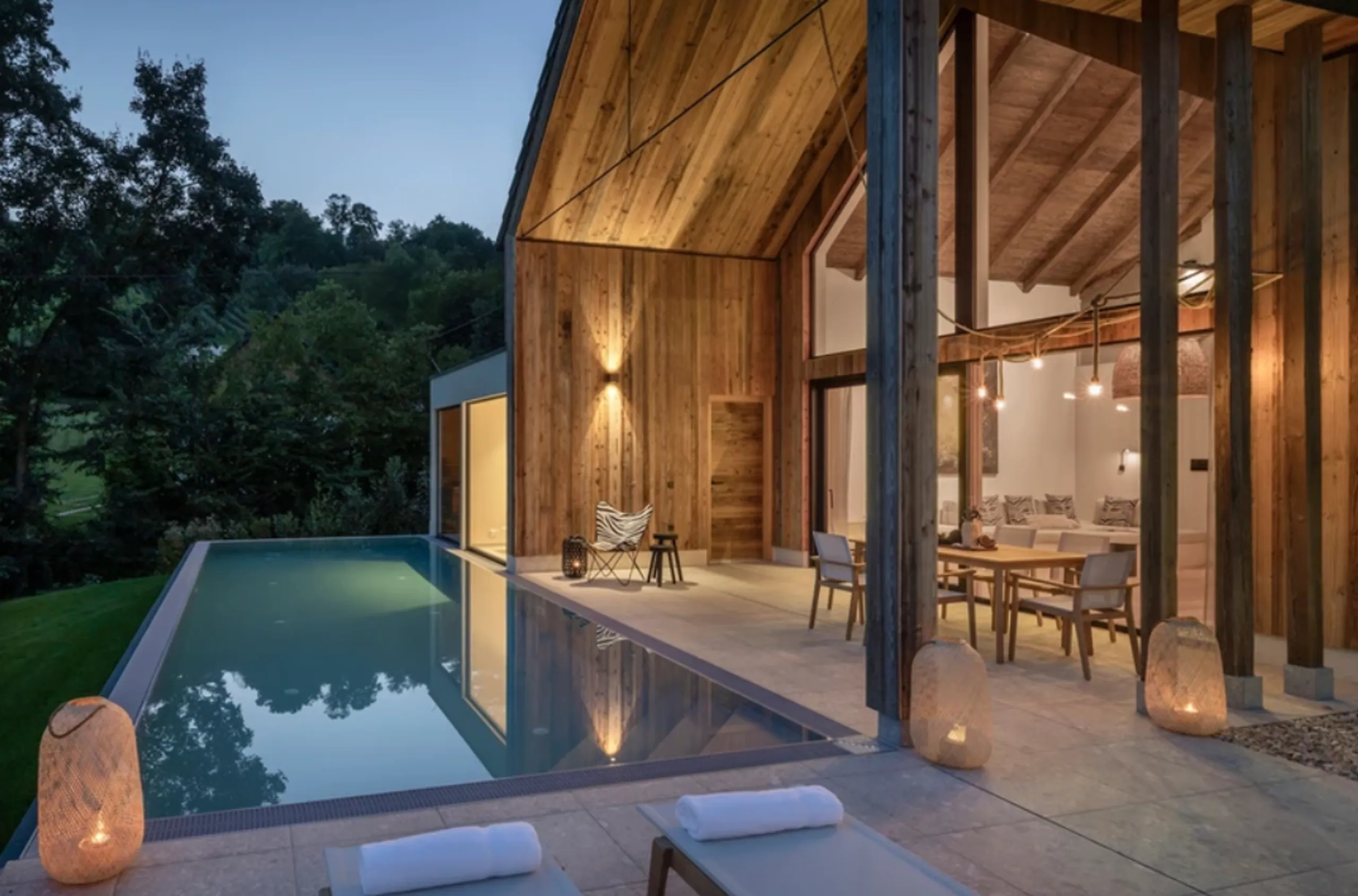 Radiant Modern Villa with Infinity Pool, Jacuzzi and Garden — photograph 8