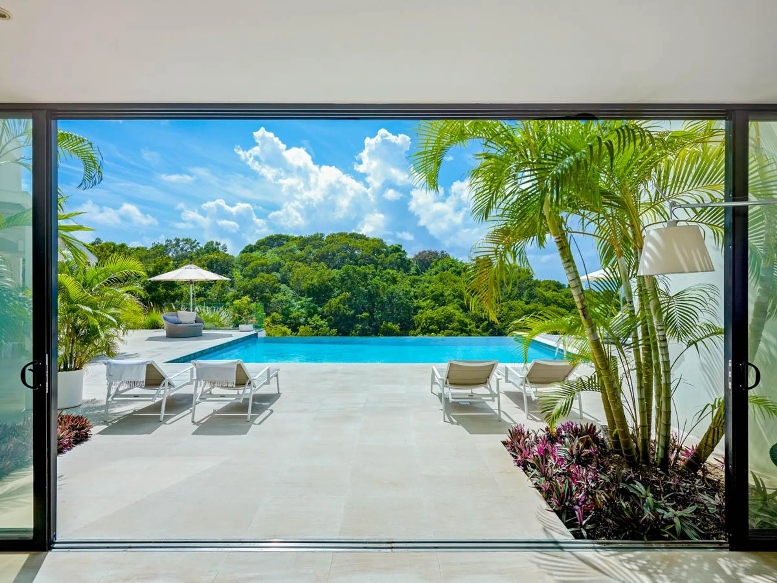 Sophisticated Villa with Infinity Pool and Panoramic Nature Views — photograph 9