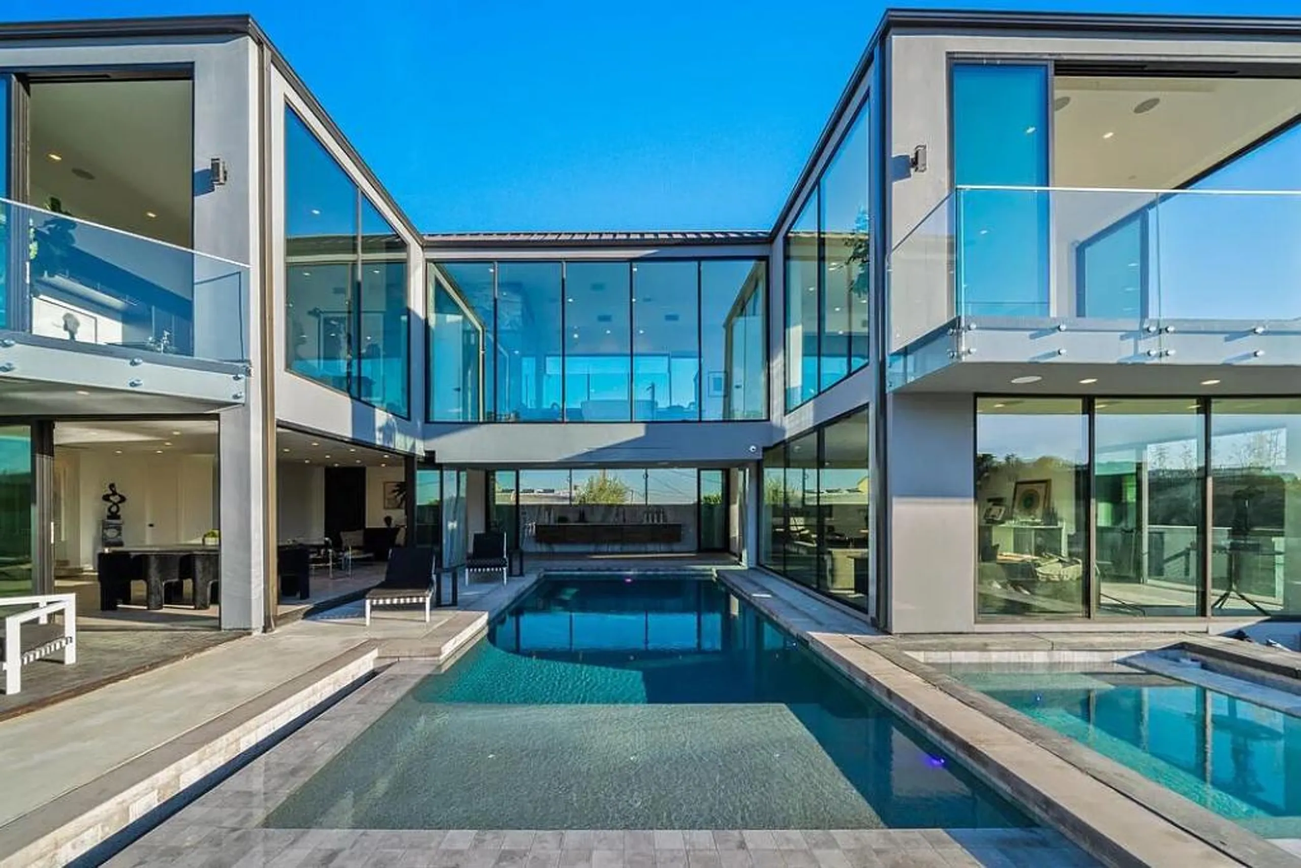 Ultra-Modern Hollywood Hills Villa with Infinity Pool, Spa, and Sunsent Views — photograph 2