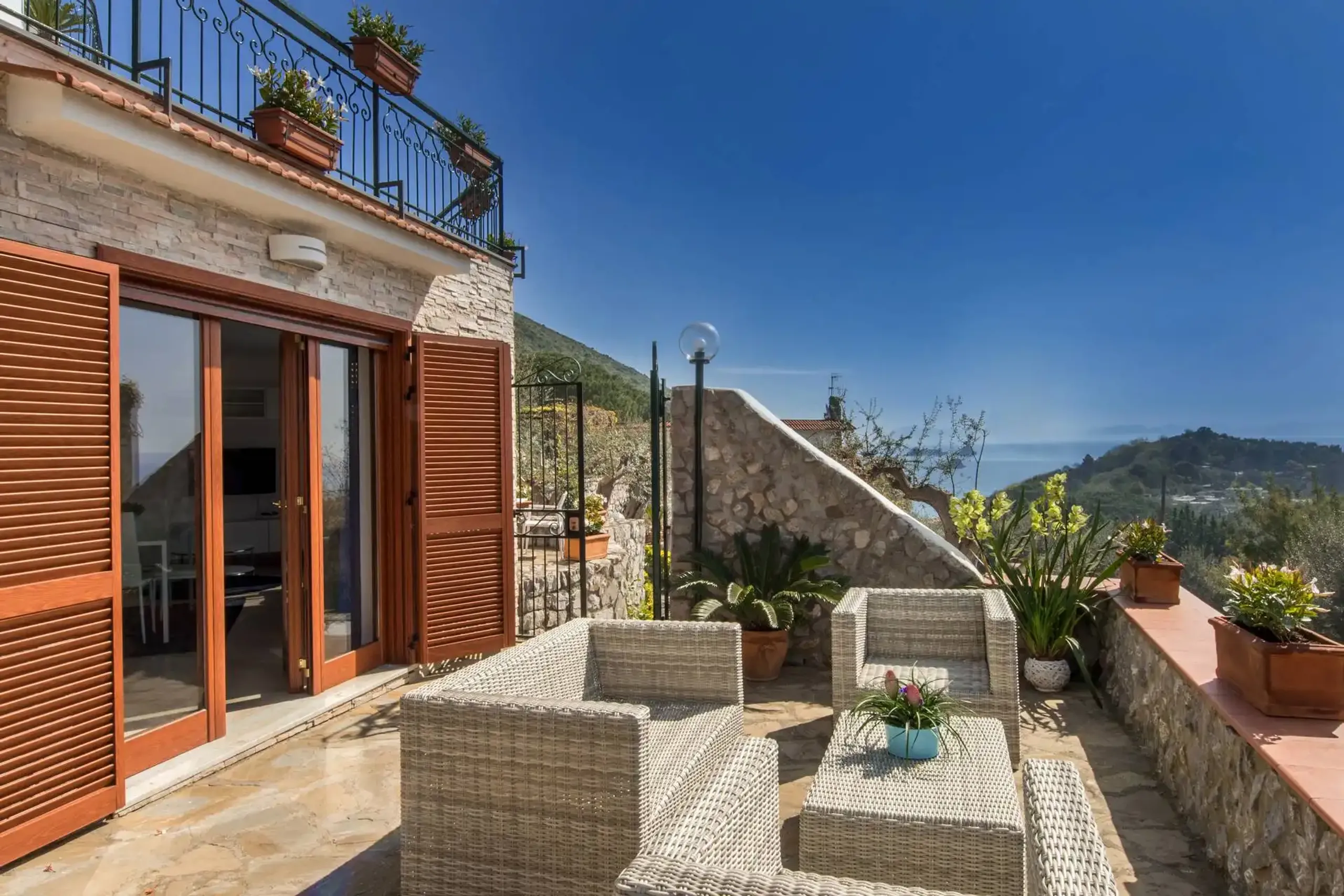 Lavishly Appointed Coastal Escape with Breathtaking Sea Views and Private Pool — photograph 4