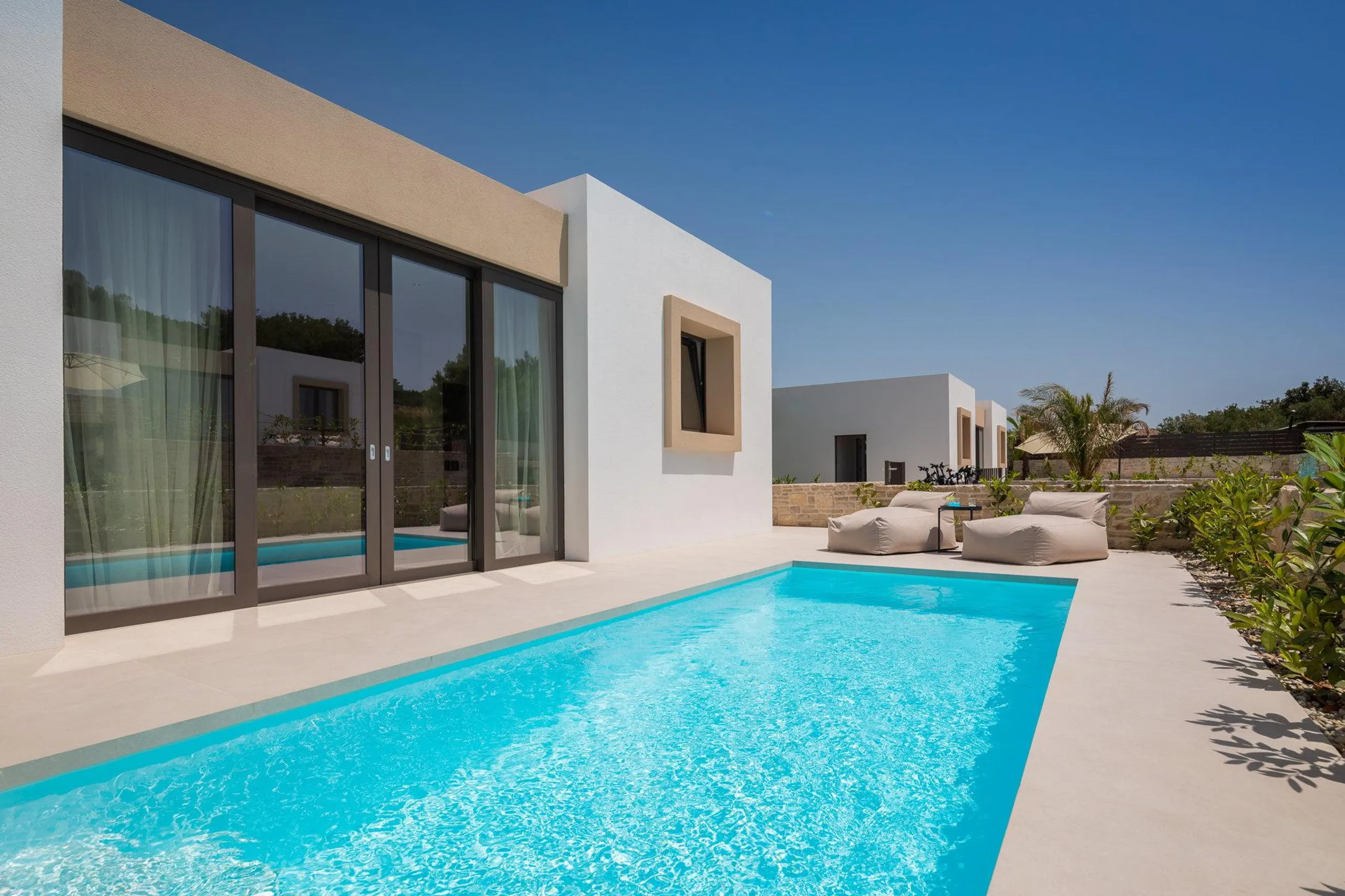 Tempting Beachfront Villa with Pool and Sea Views — photograph 10
