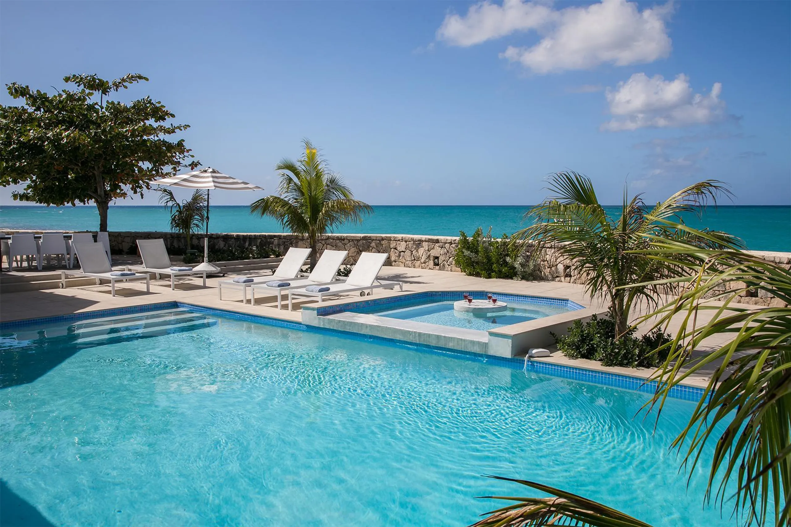 Elegant Coastal  Beachfront Villa in Plum Bay Beach with Private Pool — photograph 10