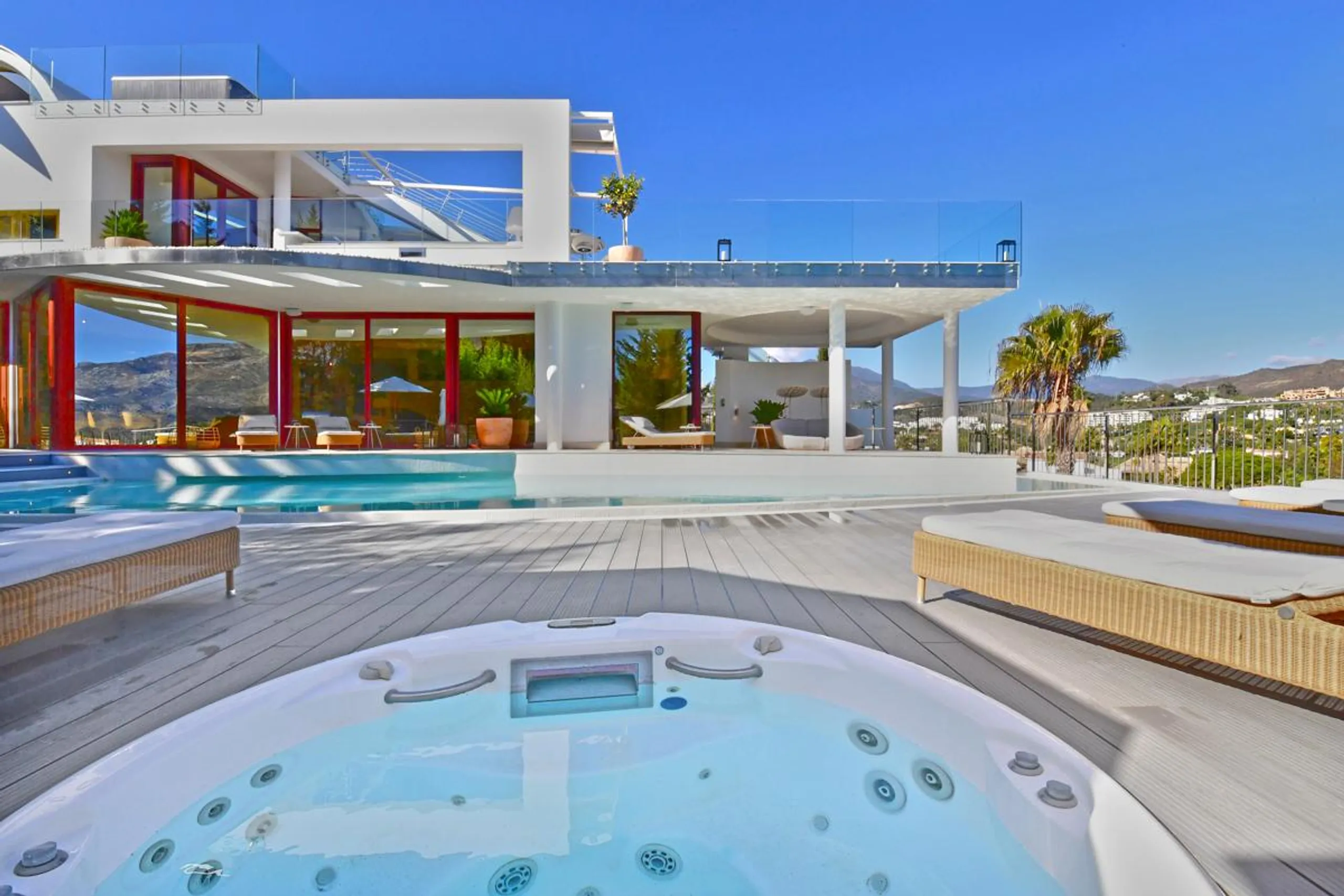 Spacious Nueva Andalucía Villa Infinity Pool, and Mediterranean Sea Views — photograph 4