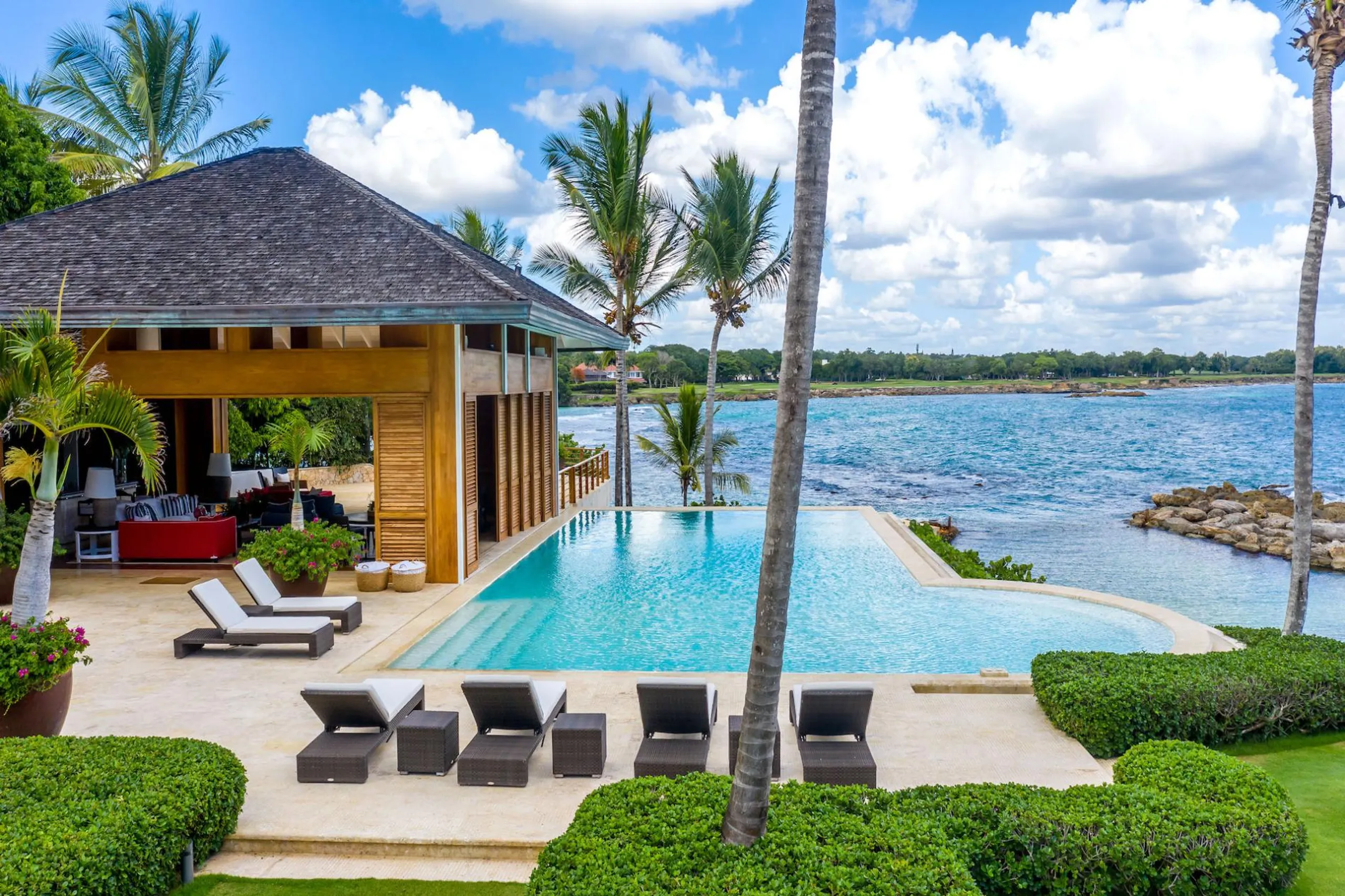 Plush and Inviting 5BR Villa with Private Pool and Stunning Caribbean Views — photograph 4