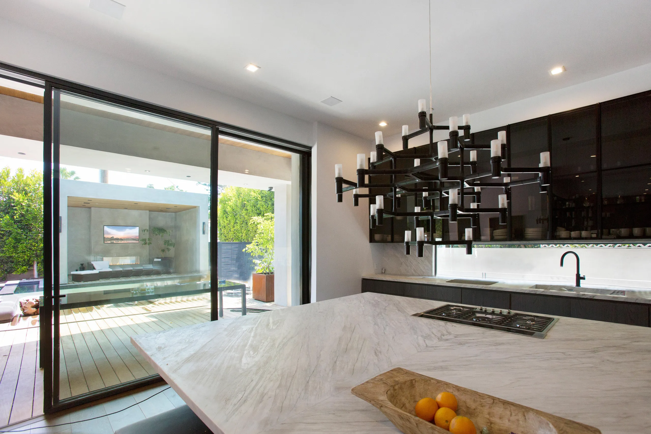 Modern Beverly Hills with Incredible Amenities — photograph 12