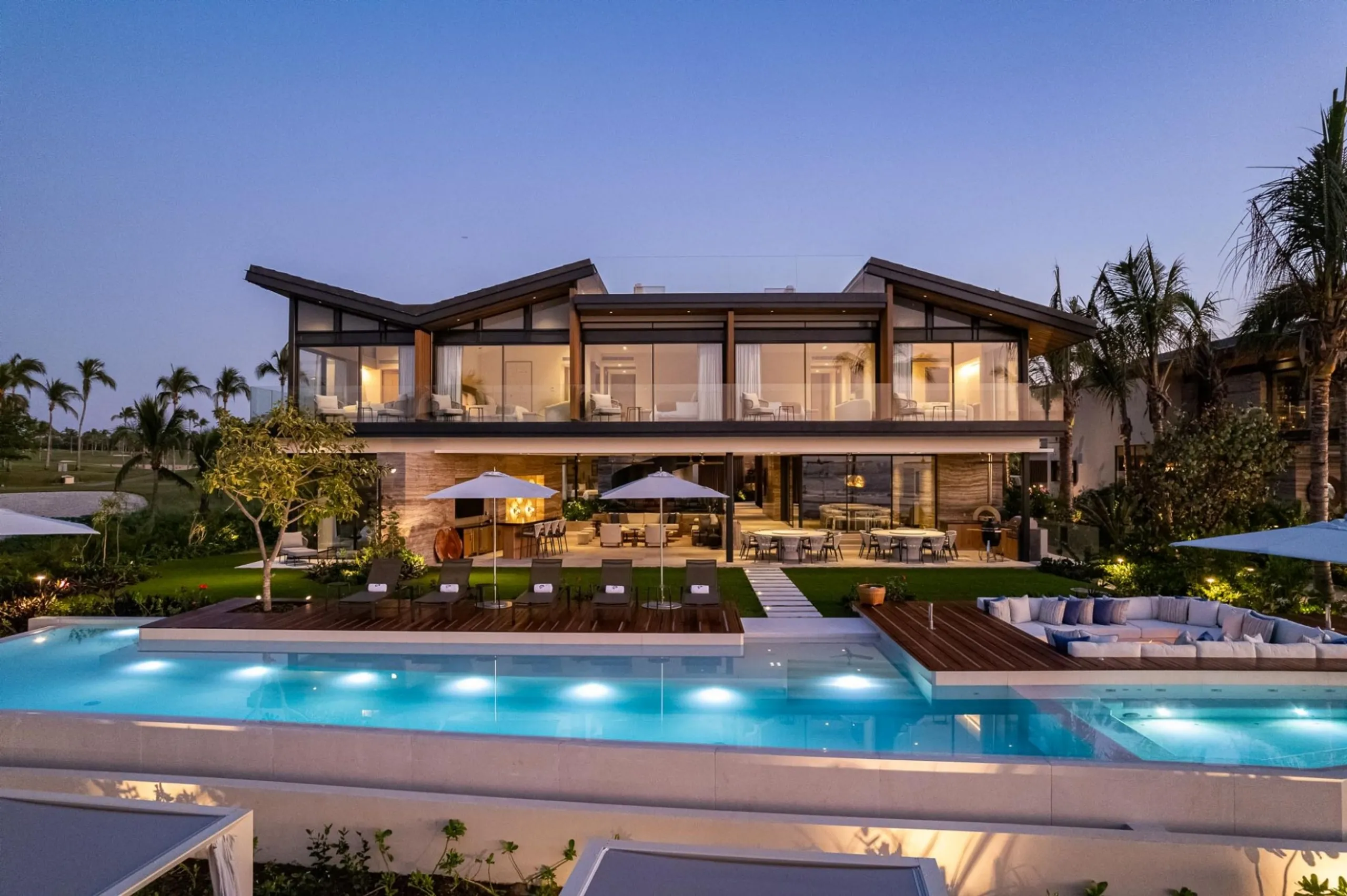 Oceanfront Pacifico Estates Villa with Private Pool and with Tail of the Whale Views — photograph 2