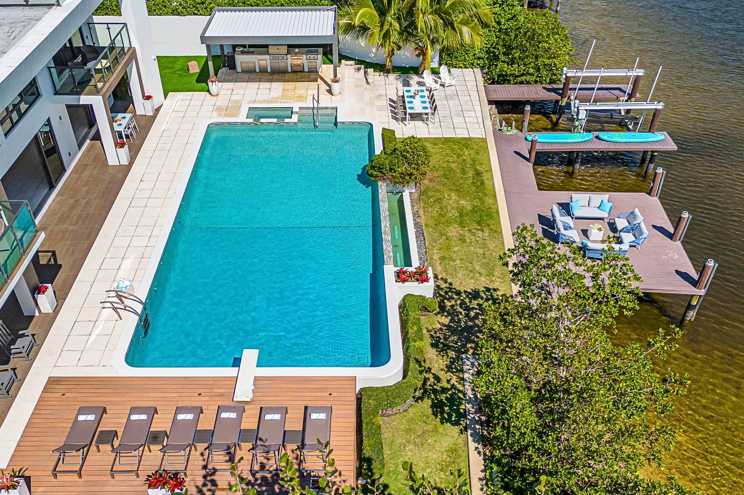 Waterfront Masterpiece Villa With Pool And Lake View — photograph 7