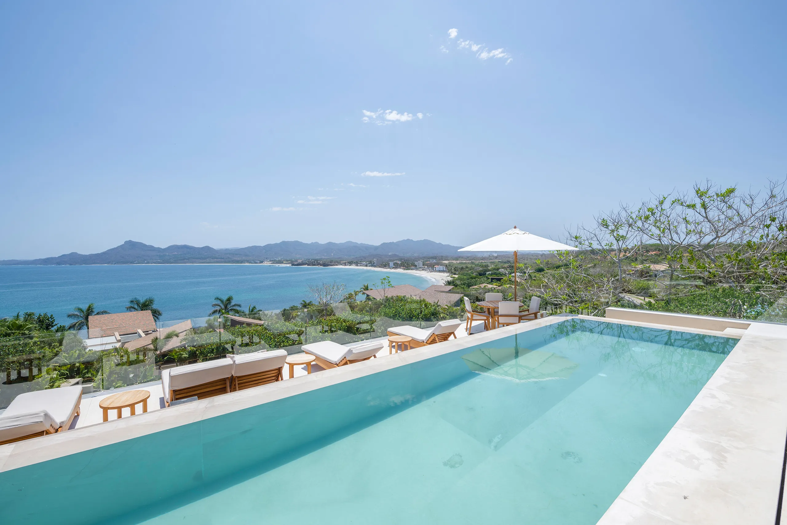 Prestigious Oceanfront Villa with Heated Pool and Jacuzzi — photograph 4