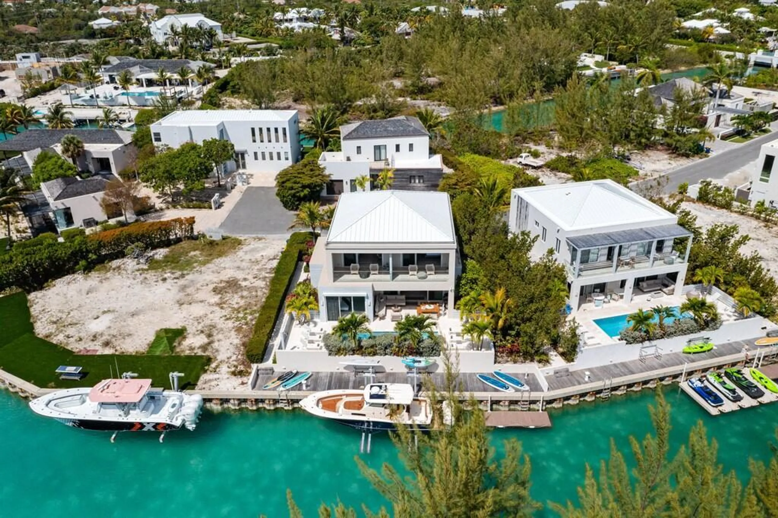 Side by Side Canal Front Dual Homes with Private Pools and Boat Dock — photograph 4