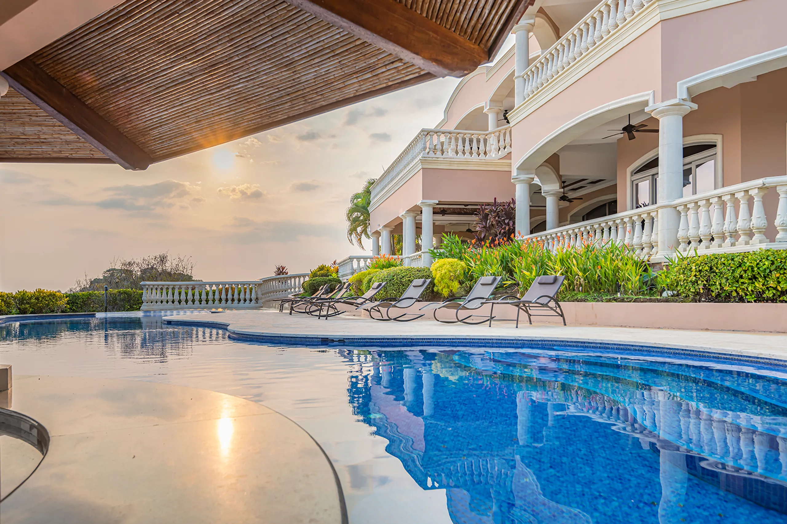 Lavish Villa with Infinity Pool, Hand-Painted Ceilings, and Beach Club Access — photograph 4