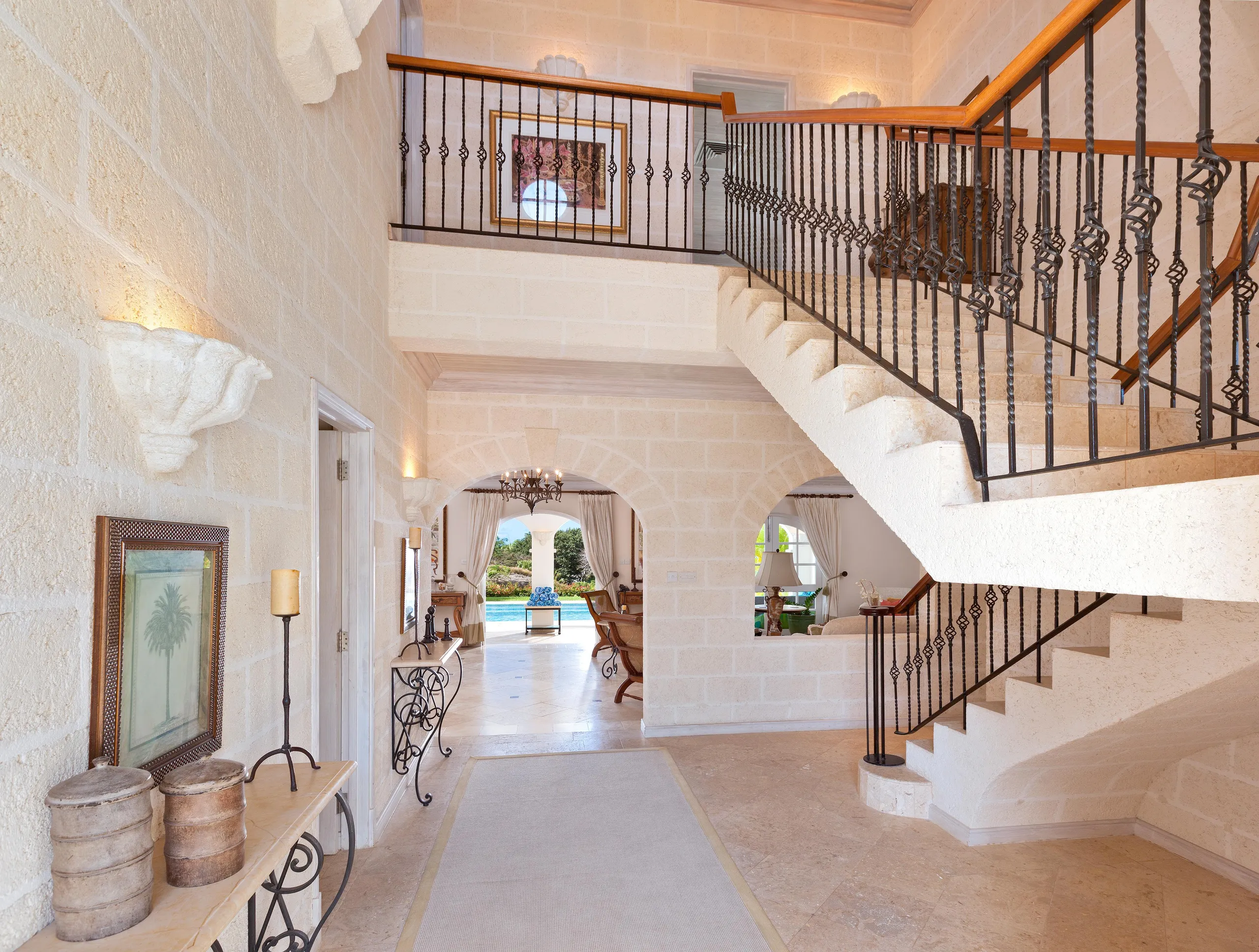 Colonial Styled Five-Bedroom Villa with Private Pool, Golf Course and Western Coastline Views — photograph 7
