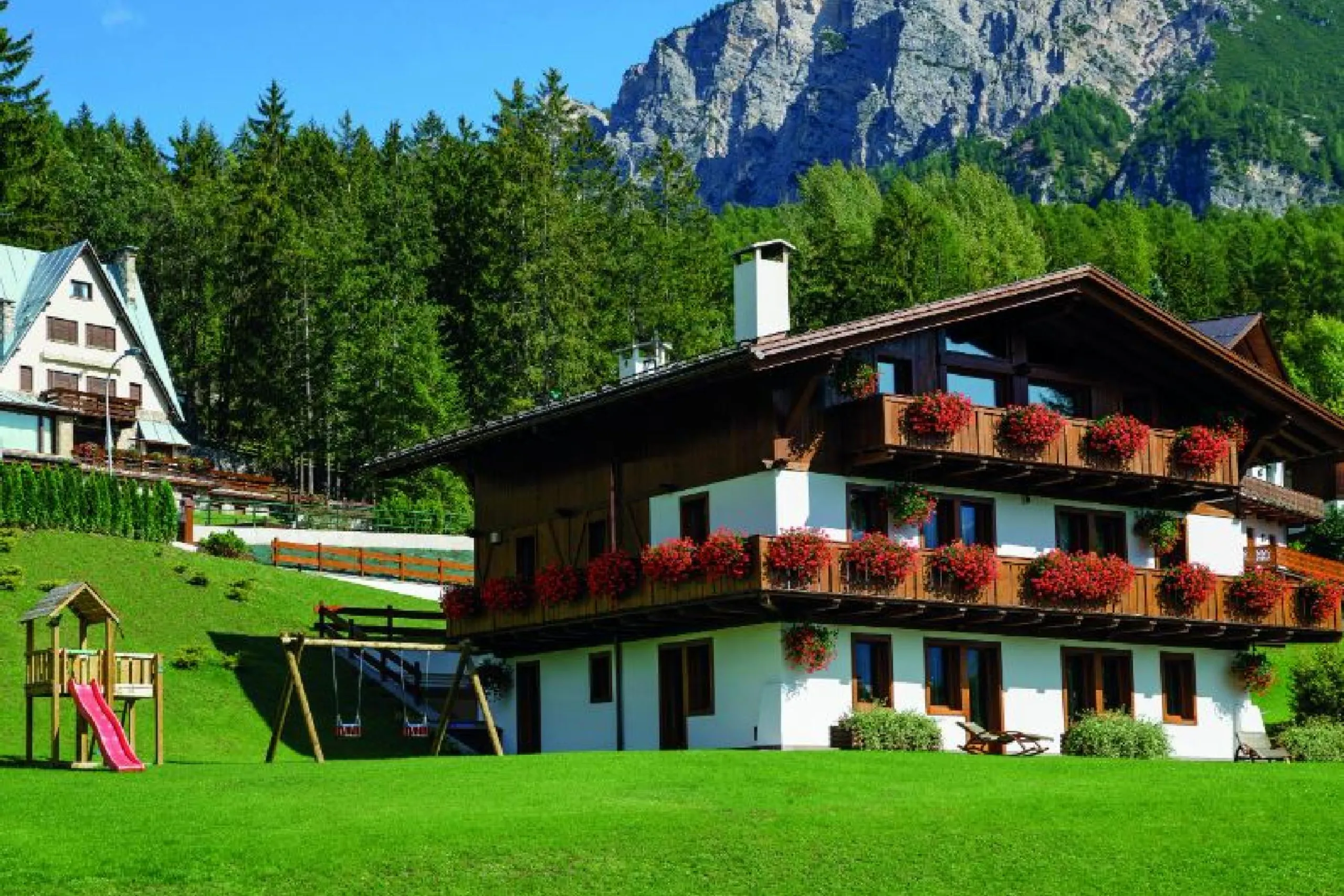 Magnificent Luxury Mountain View Retreat with Heated Pool and Stunning Views — photograph 4