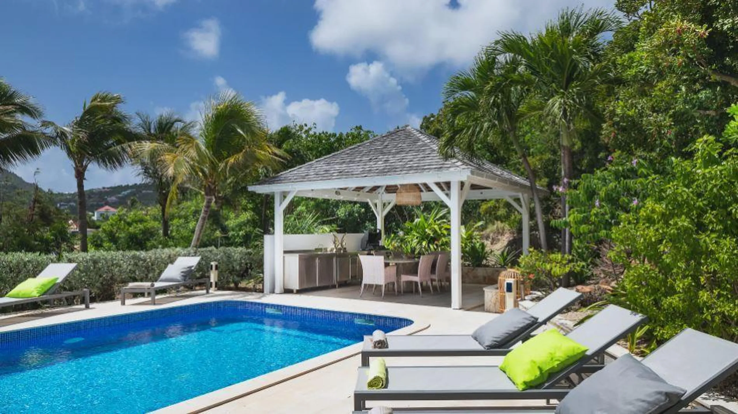 Majestic Private Haven Villa in Pointe Milou with Heated Pool Jacuzzi and Stunning Views of the Hill and Ocean — photograph 2