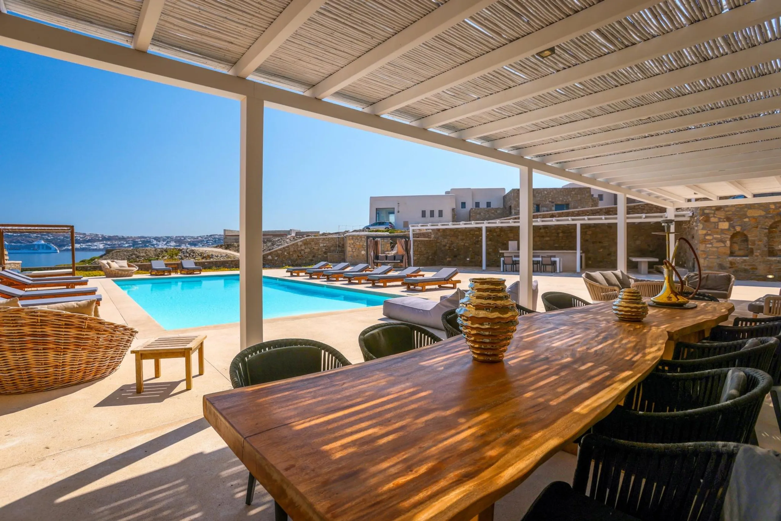 Glorious Mykonos Retreat with Private Pool — photograph 3