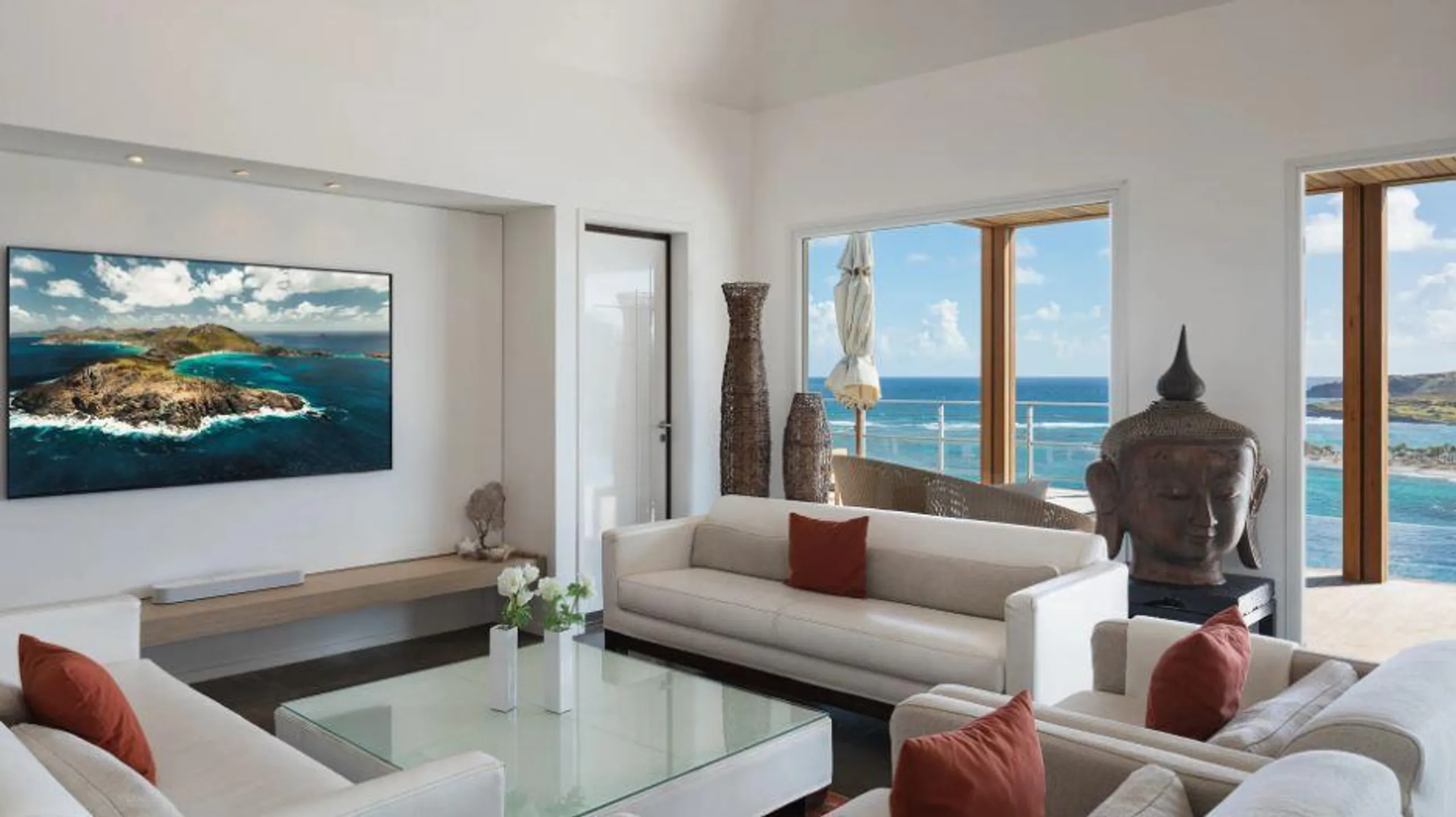 Calming Contemporary Styled Beachfront Villa with Heated Infinity Pool — photograph 10
