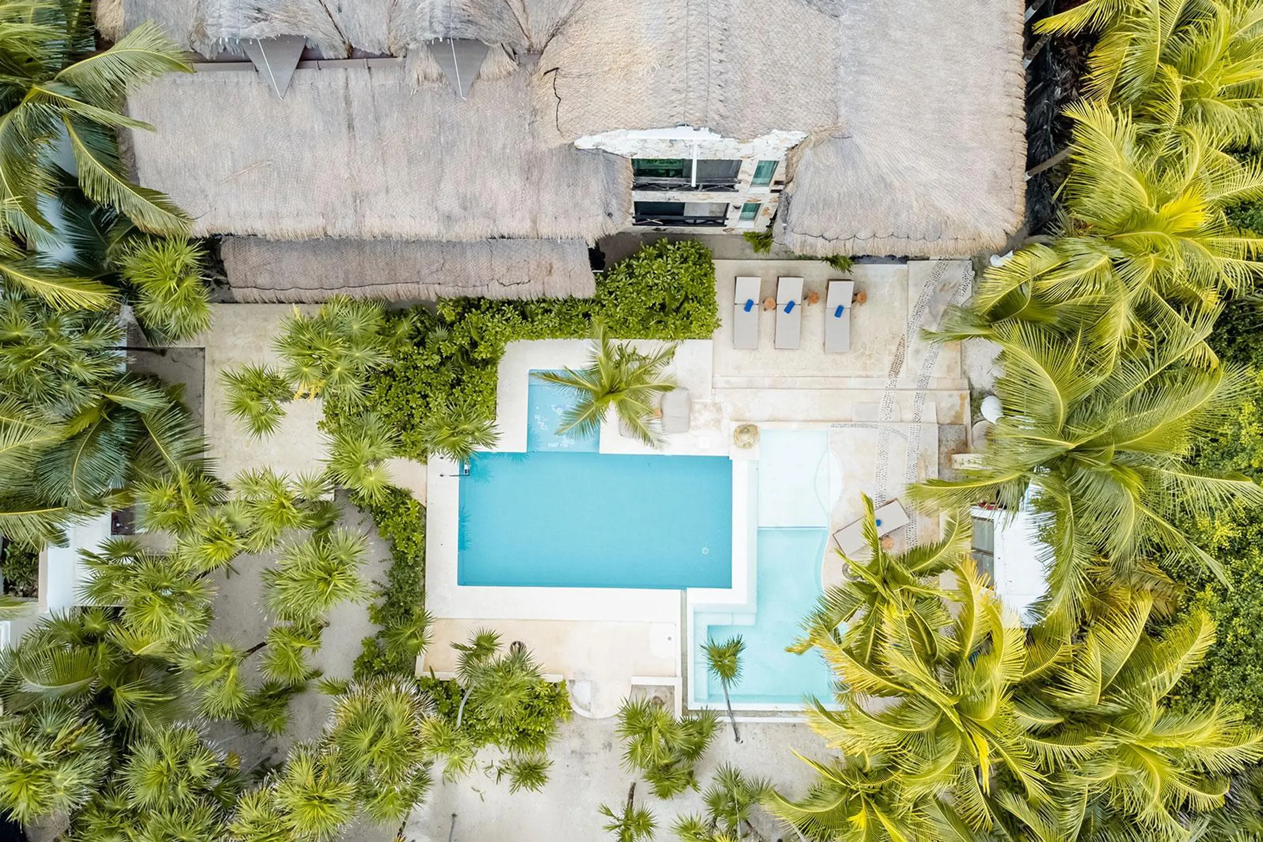 Beautiful Soliman Bay Oceanfront Tropical Estate with Grand Pools by VILLAWAY® — photograph 4