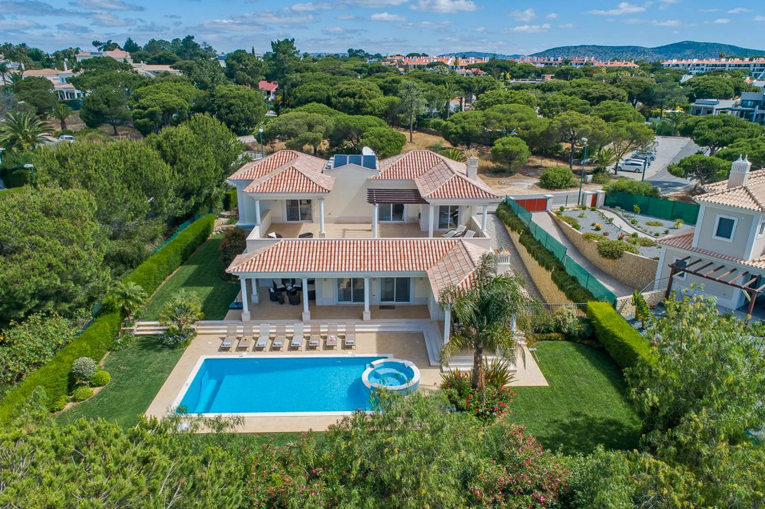 Spacious 6-Bedroom Villa with Private Pool and Golf Course Views — photograph 2