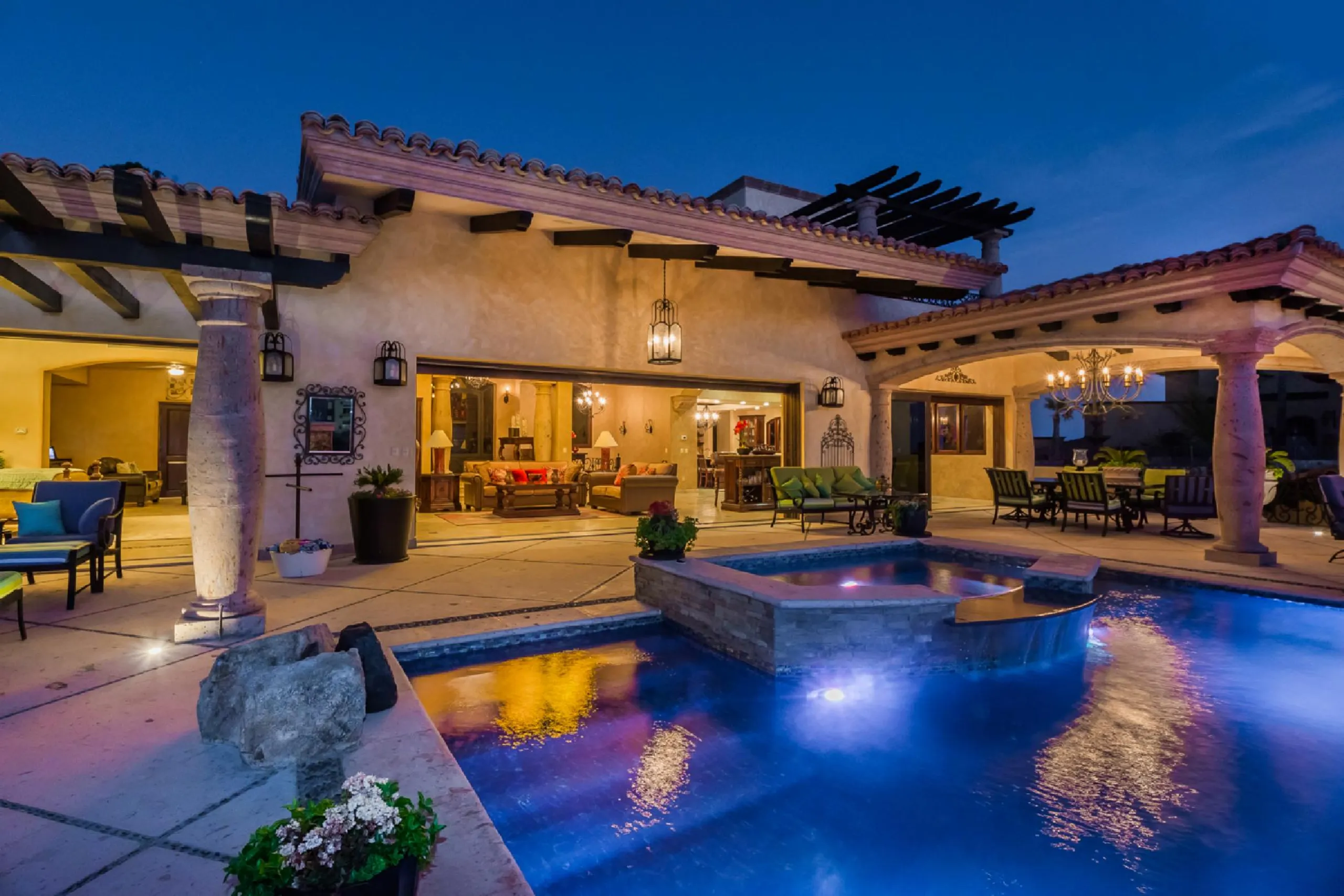 Mexican Colonial Los Cabos Estate with Infinity Pool and Ocean Views — photograph 2