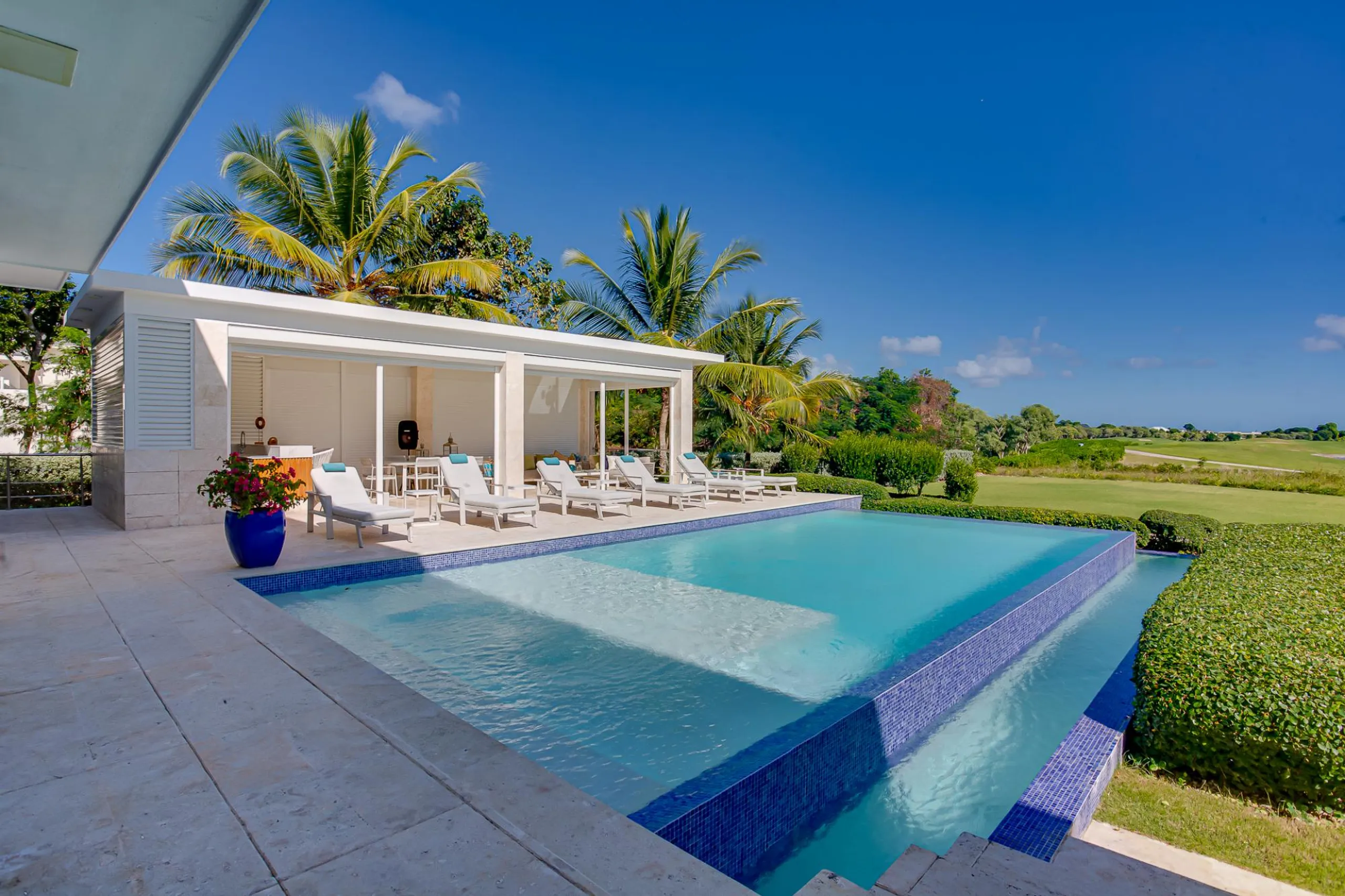 Bright & Modern 5-Bedroom Villa with Private Pool and Tropical Views — photograph 3