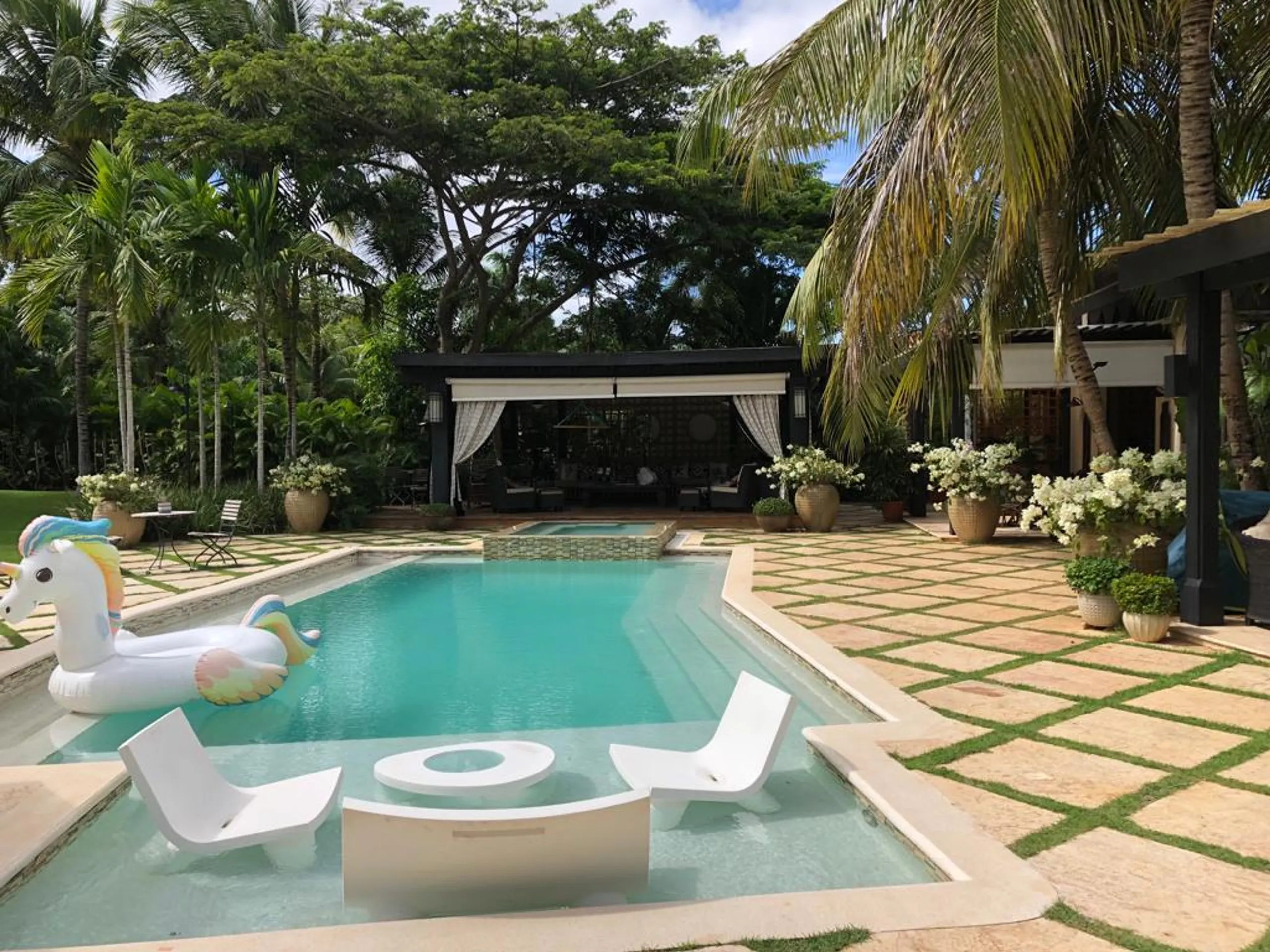 Superb Tropic Retreat with Private Pool and Garden Grounds — photograph 2