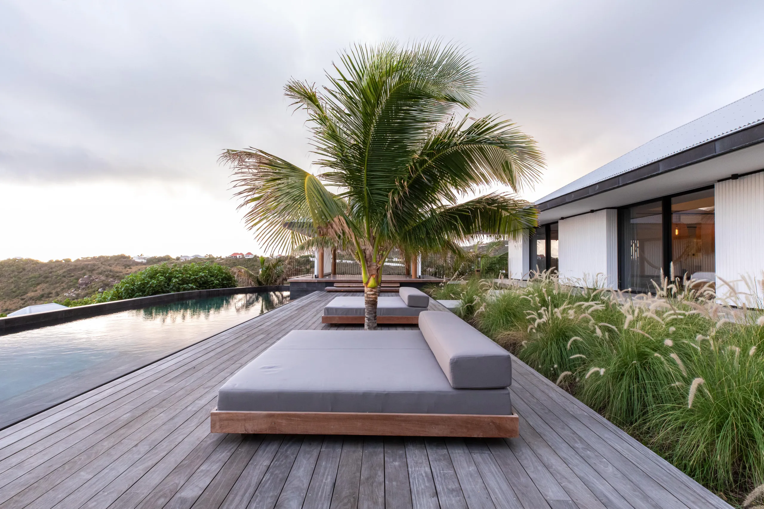Sophisticated Oceanview Estate with Private Pool and Gourmet Kitchen — photograph 6