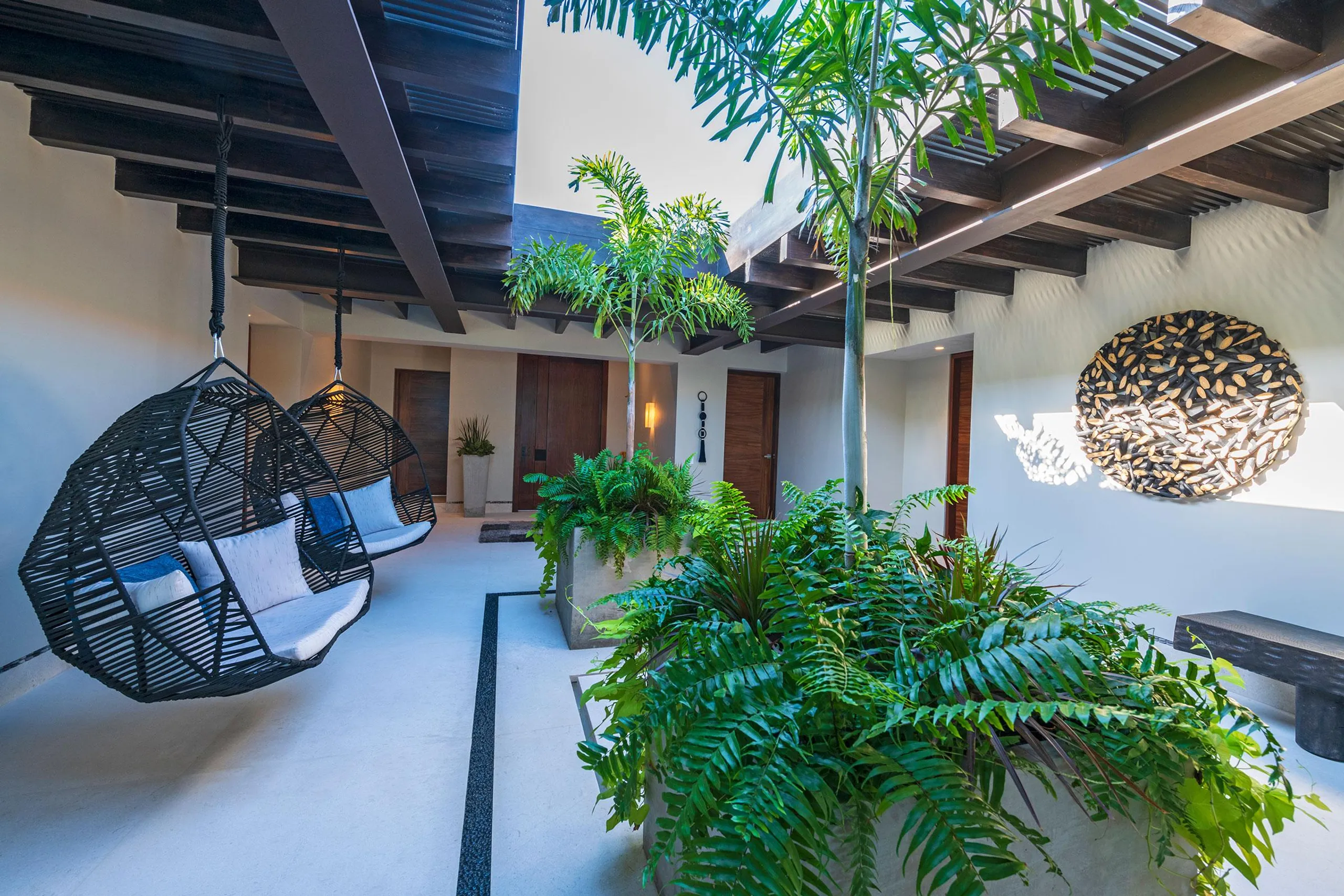 Luxury Villa with Spectacular Views and Infinity Pool — photograph 3