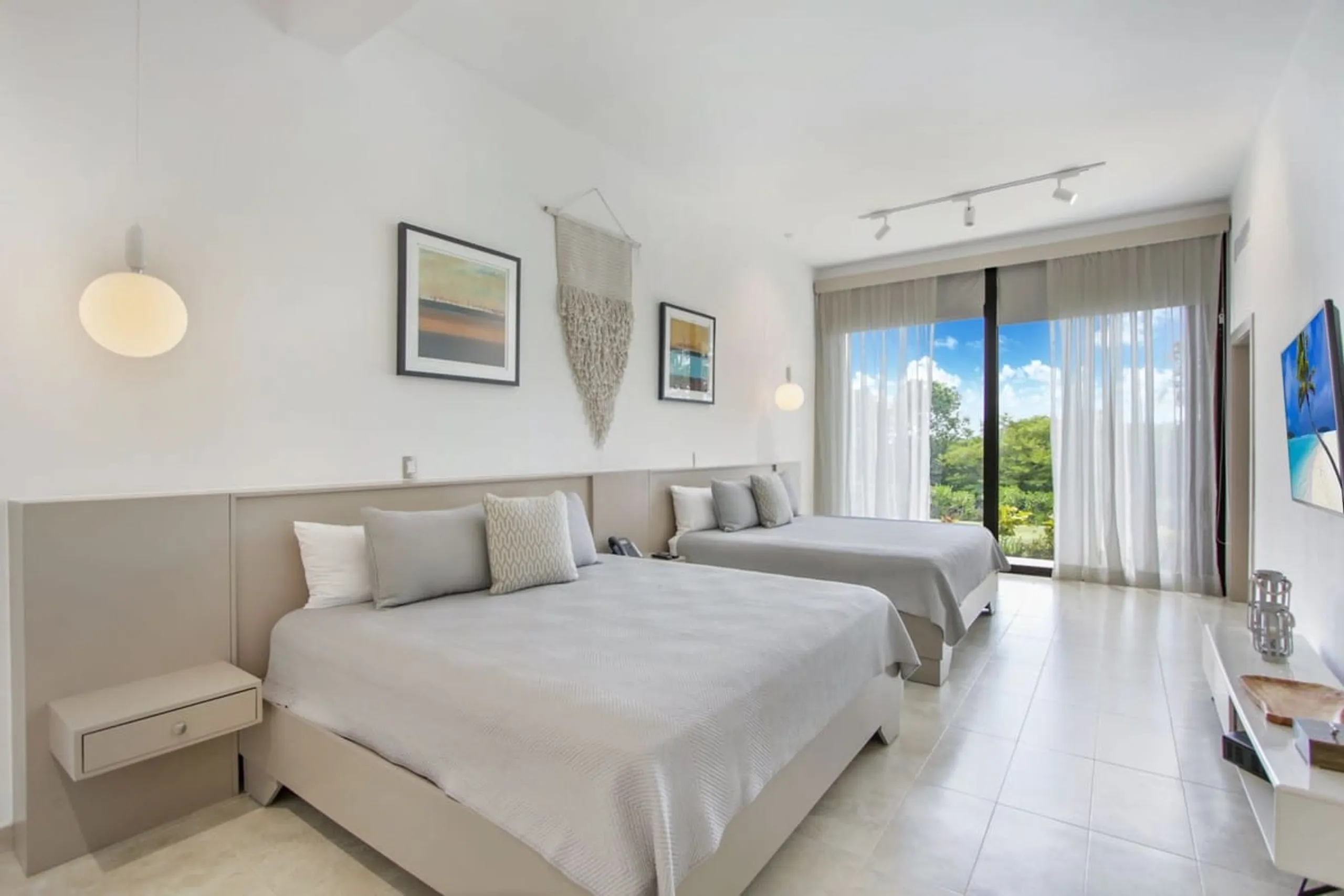 Beautiful Tropical Villa with Invigorating Pool — photograph 8
