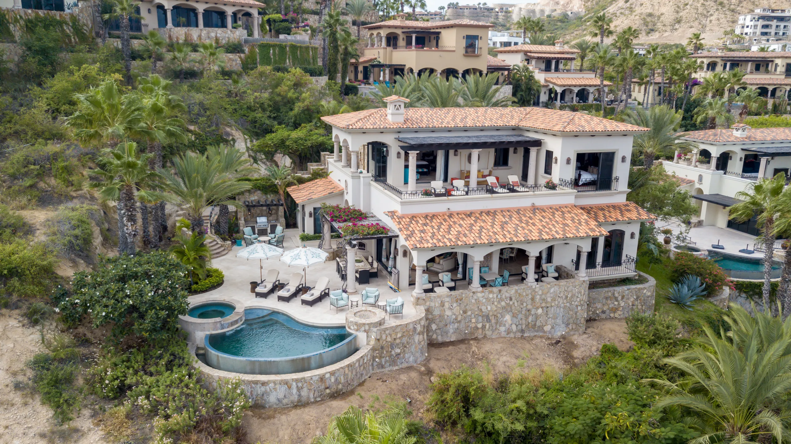 Seaside Villa in Los Cabos with Private Infinity Edge Pool & Beach Access — photograph 2