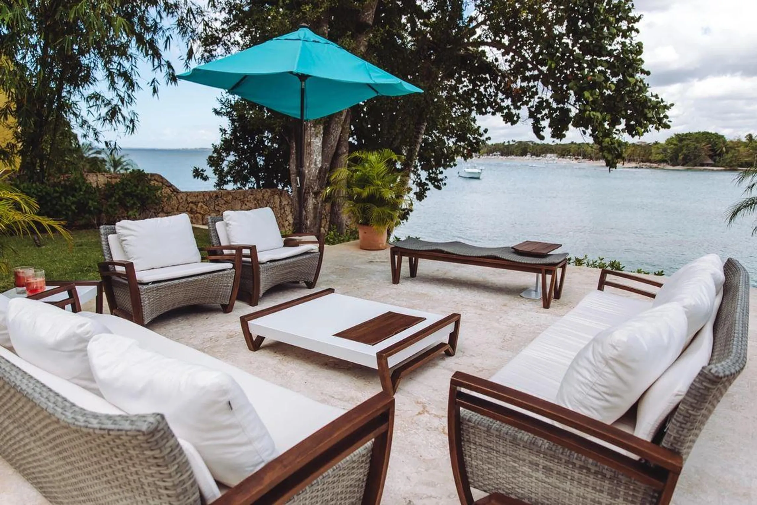 Serene Eight-Bedroom Villa with Infinity Pool and Minitas Bay Views — photograph 3