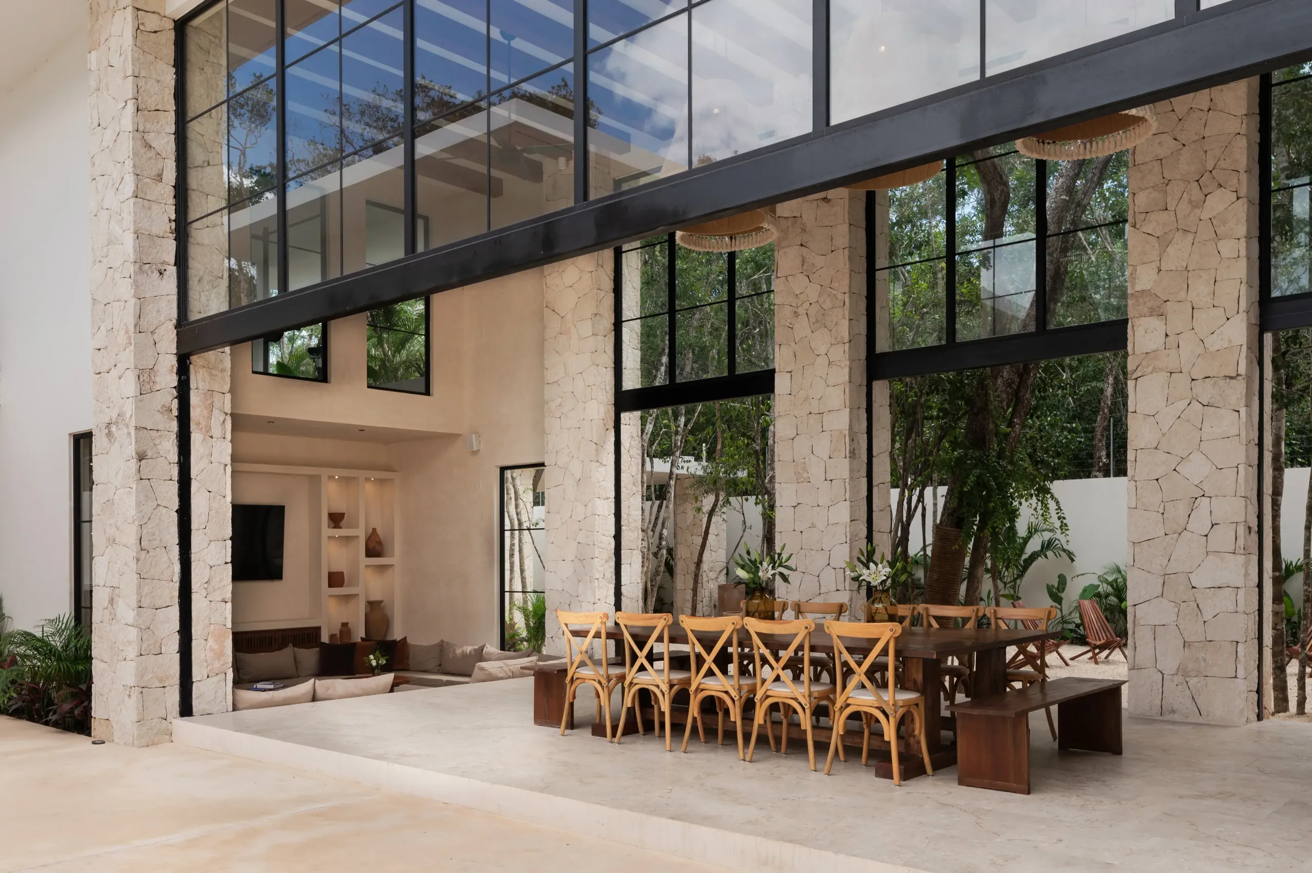 Exquisitely Furnished Estate with Pools & Jungle Views — photograph 4