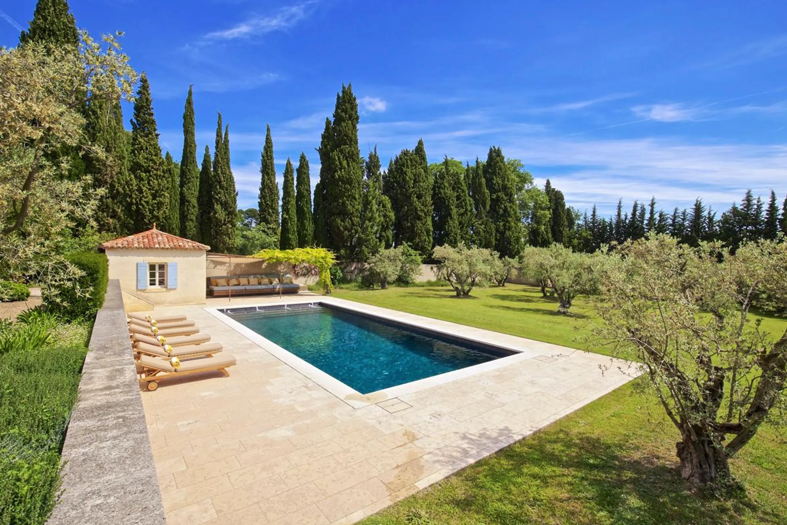 Sensational 10-Hectare Estate with Heated Pool and Distant Mountain Views — photograph 2