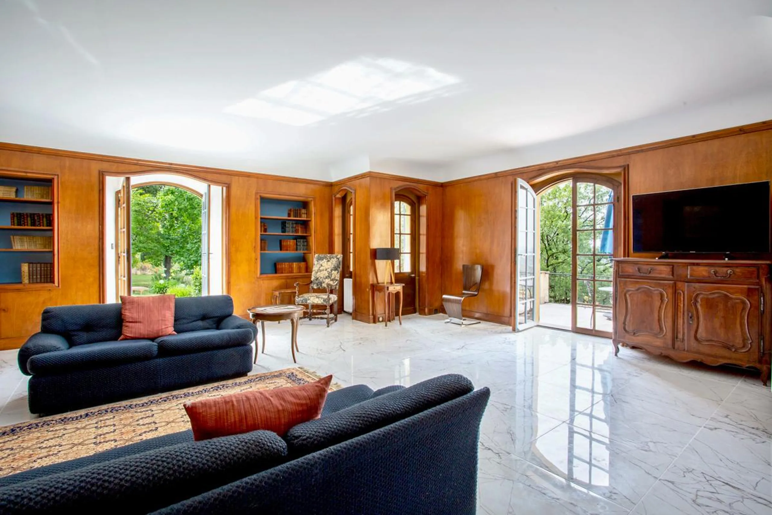 Historic 5-Bedroom Villa Near Cannes with Private Pool, Scenic Views, & Tranquil Grounds — photograph 7