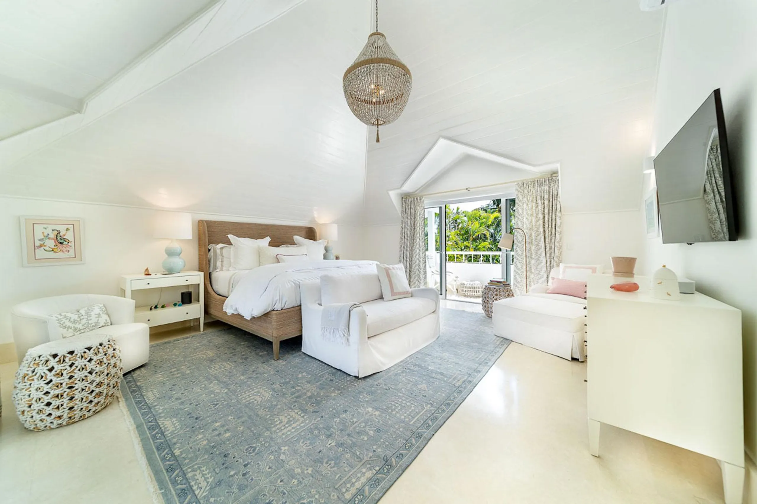 Tranquil Paradise with a Panoramic Mountain View — photograph 8