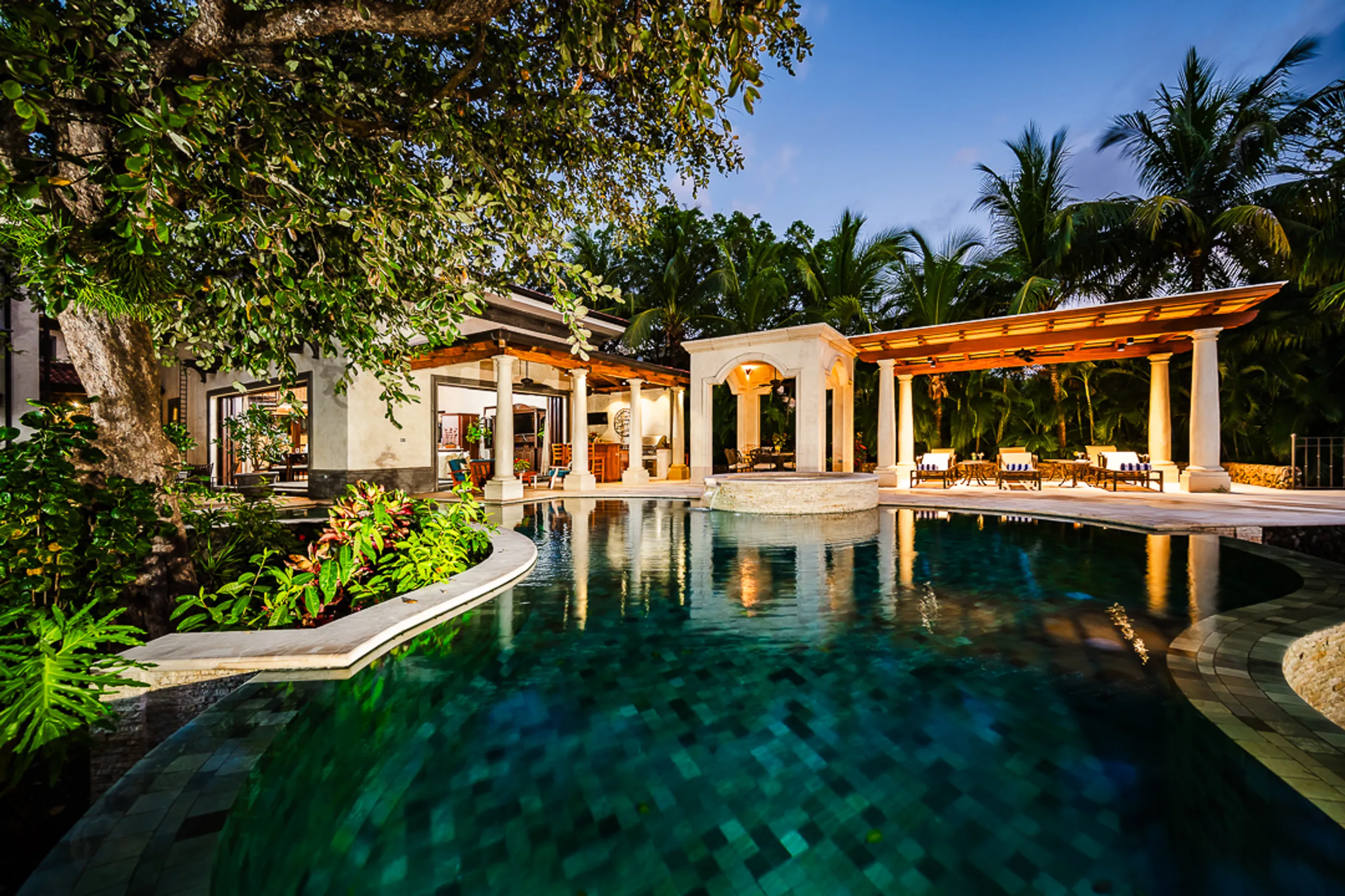 Captivating Playa Langosta Estate with Invigorating Pool and Jacuzzi — photograph 4