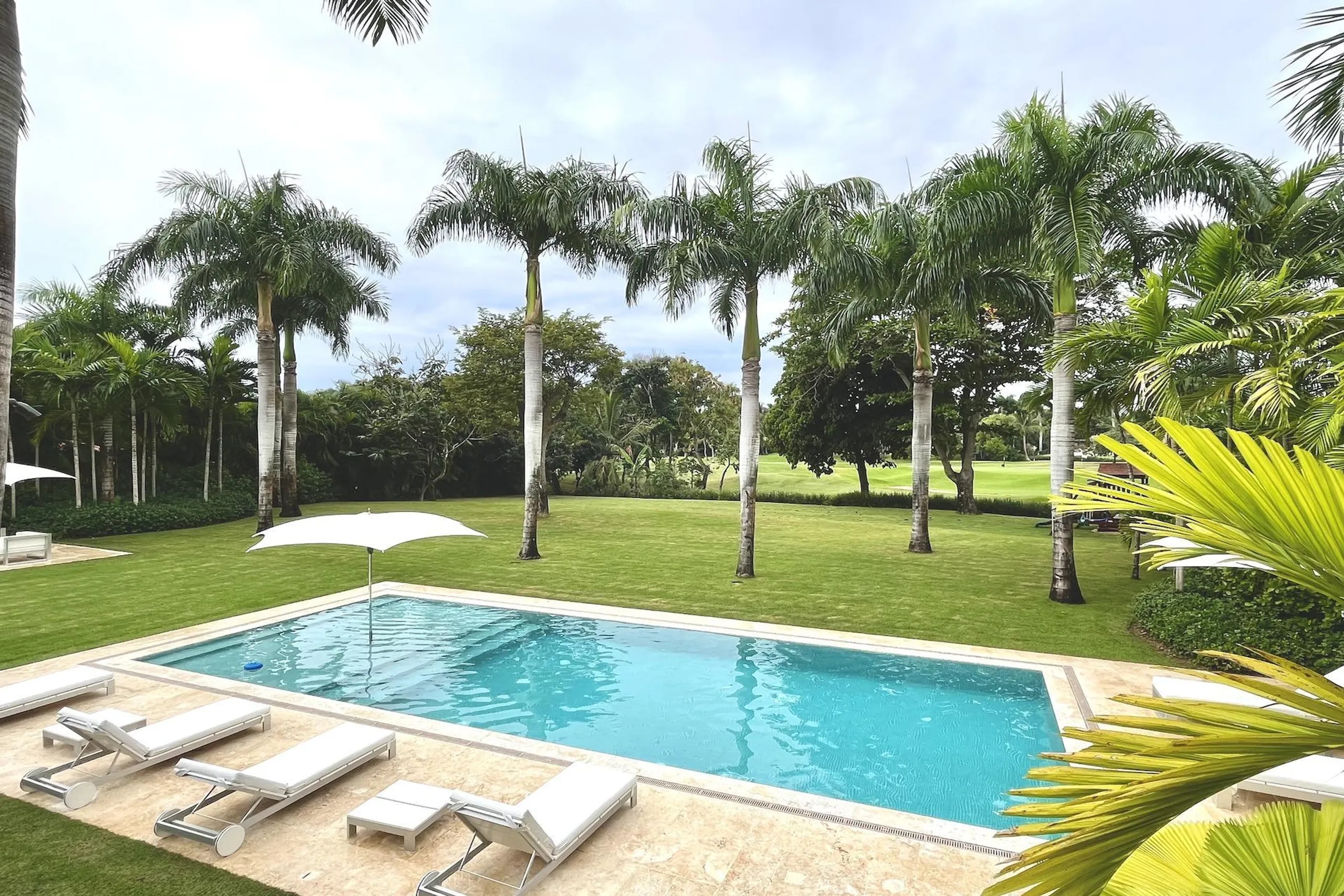 Prestige 7BR Oasis with Private Pool and Golf Views — photograph 3