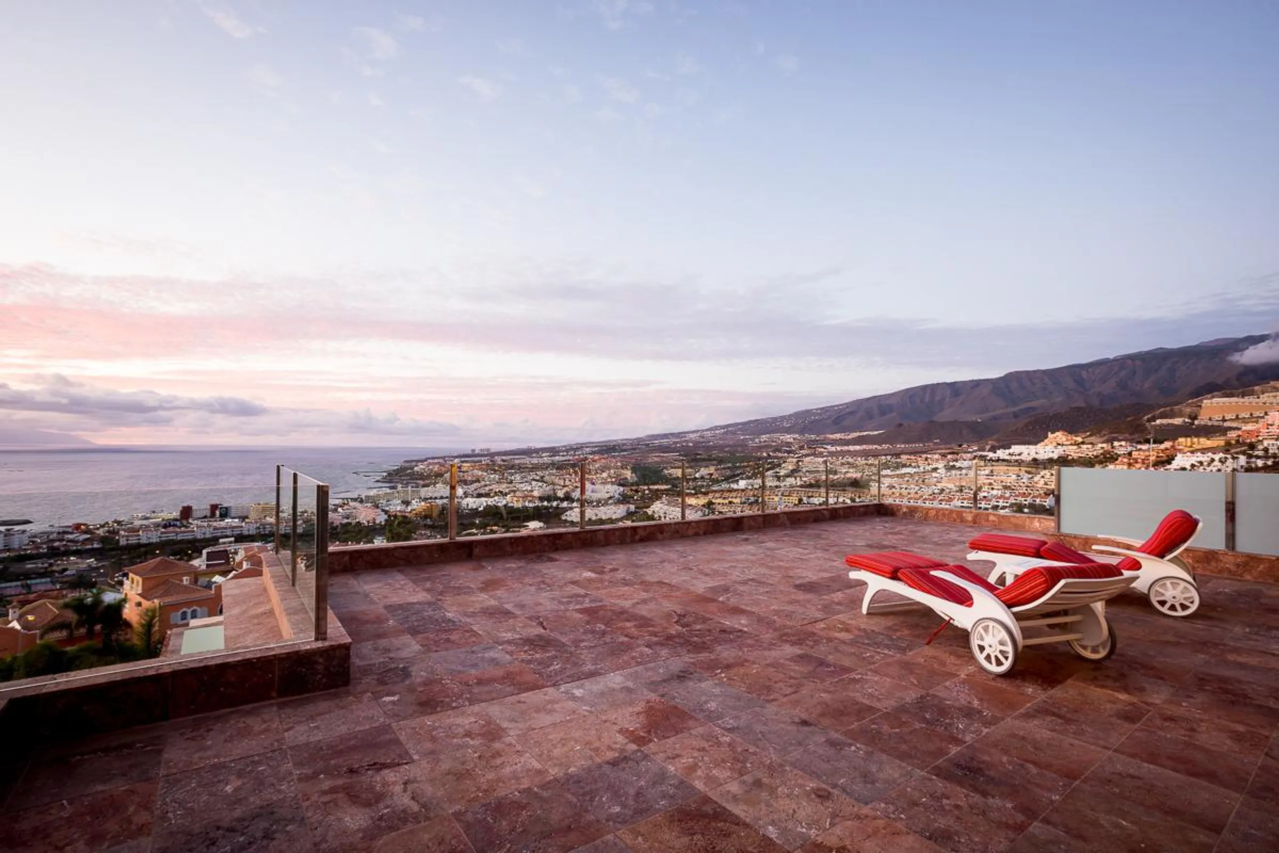 Modern Oceanview Villa with Private Pool, Jacuzzi, and Panoramic Ocean Views — photograph 8