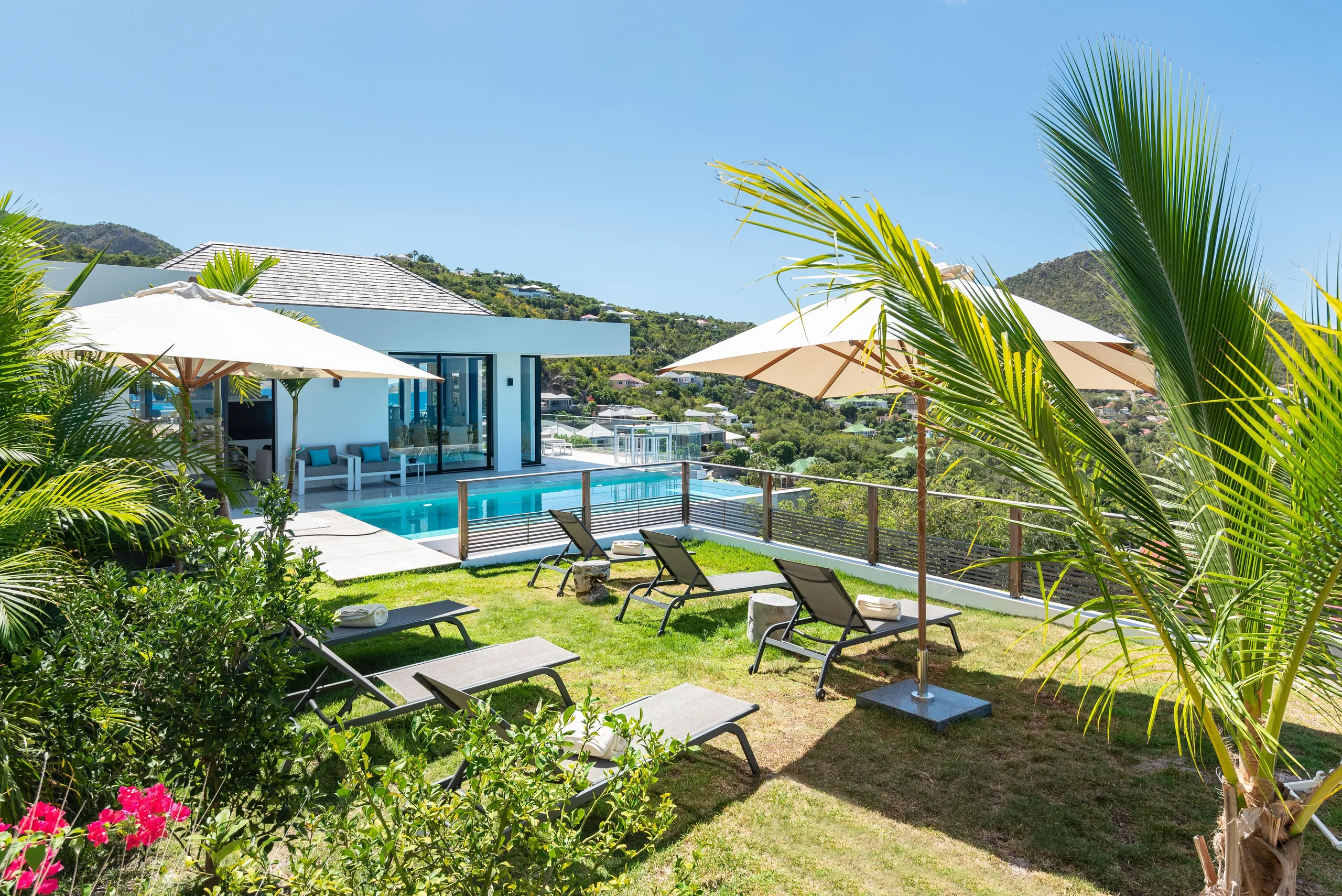 Plush Luxury Villa with Private Pool and Backyard Lounge — photograph 3