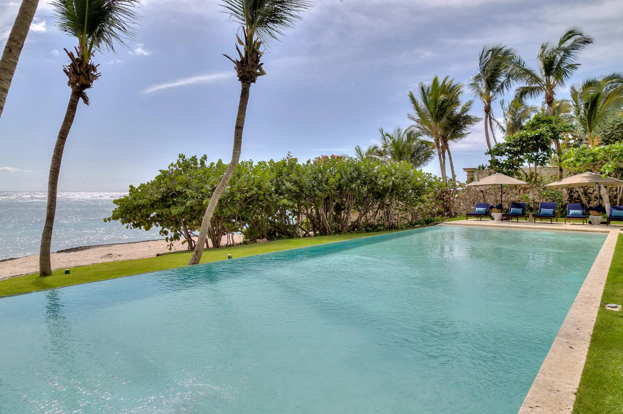 Colonial Heritage Villa with Private Pool and Sea Views — photograph 3