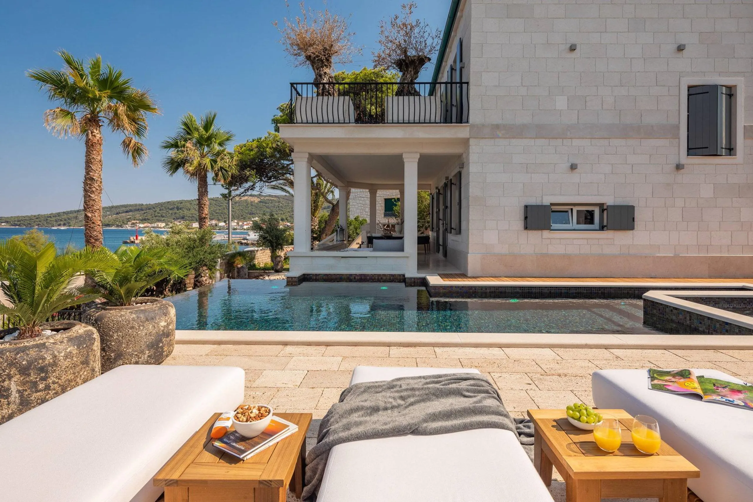 Chic Luxurious Villa with Spectacular Sea Views and Infinity Pool — photograph 7