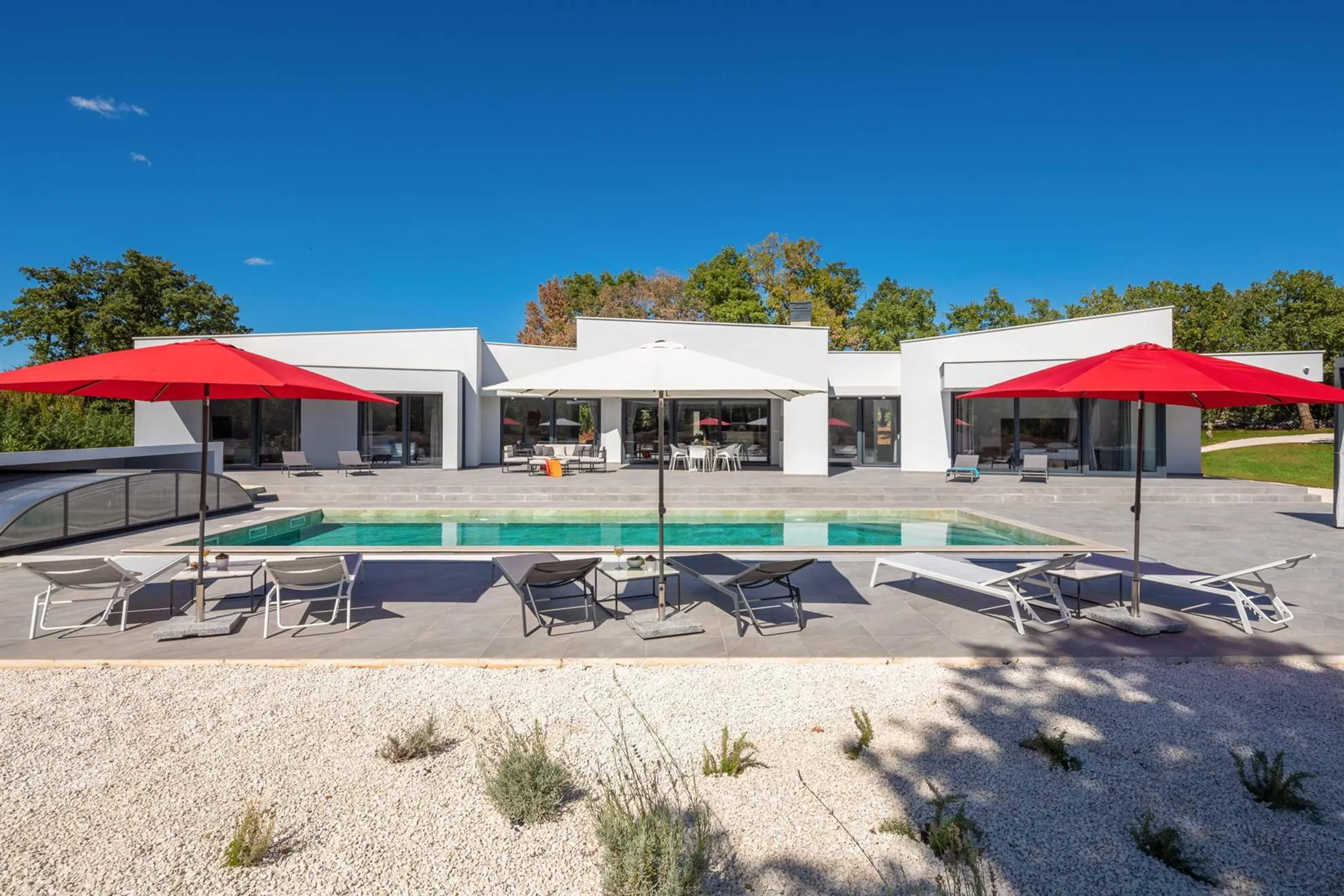 Exceptional Villa Hideaway with Pool and Lush Surroundings — photograph 2