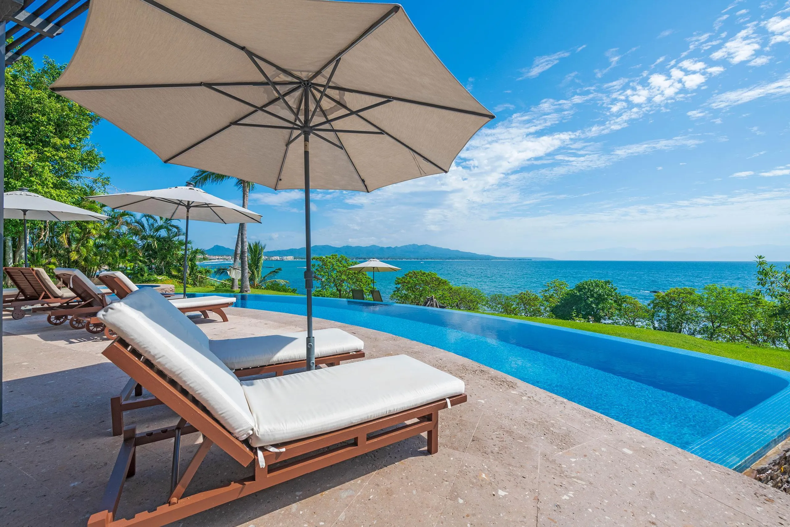 Distinguished La Punta Luxury Estate with Infinity Pool and Ocean Views — photograph 2