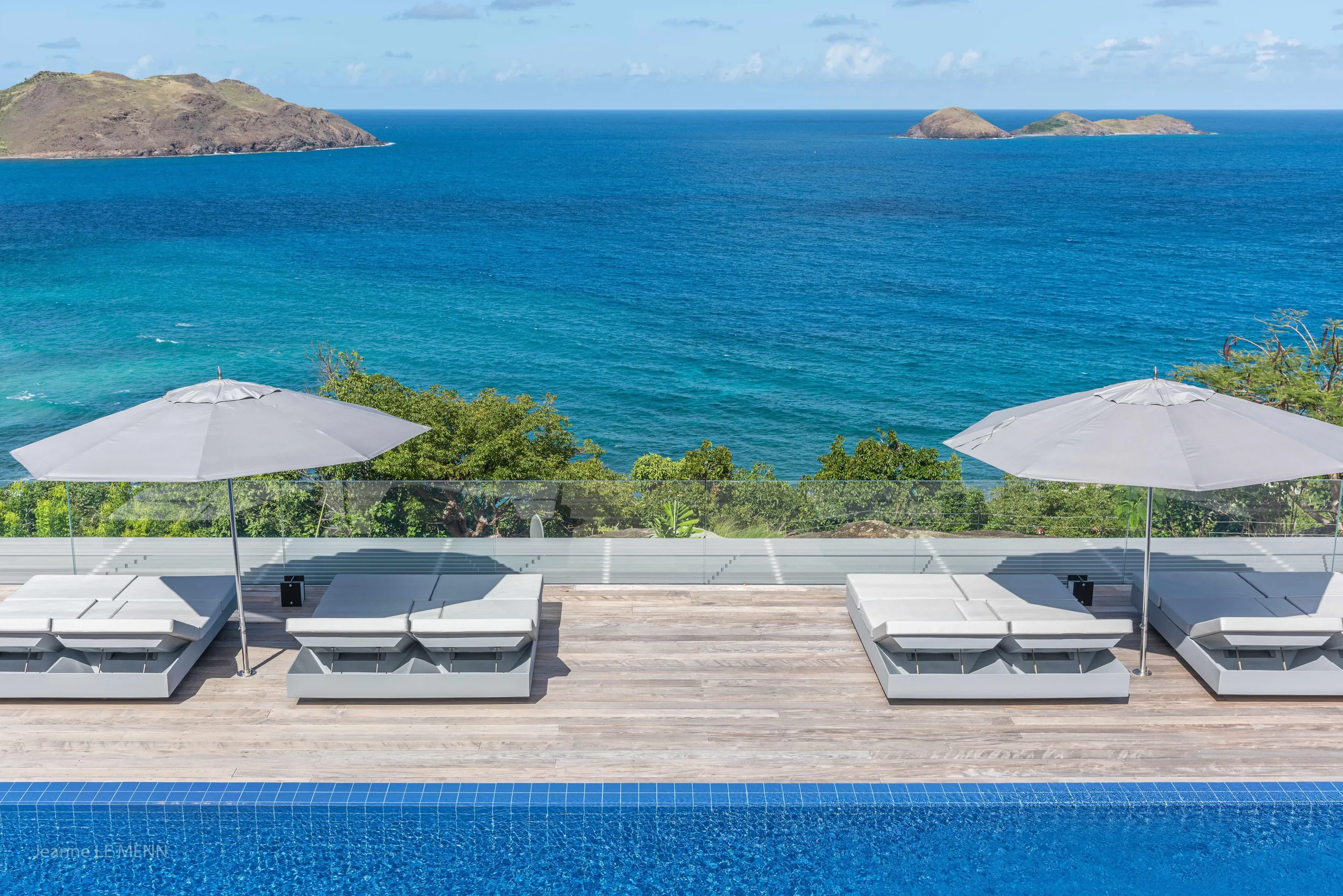 Tranquil Seaside Villa with Private Pool and Fitness Room — photograph 2